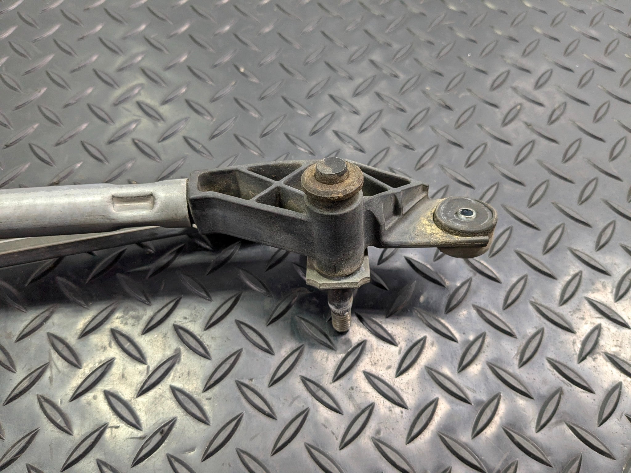 05 - 07 OEM CHEVROLET TRAILBLAZER WINDSHIELD WIPER TRANSMISSION LINKAGE W/ MOTOR