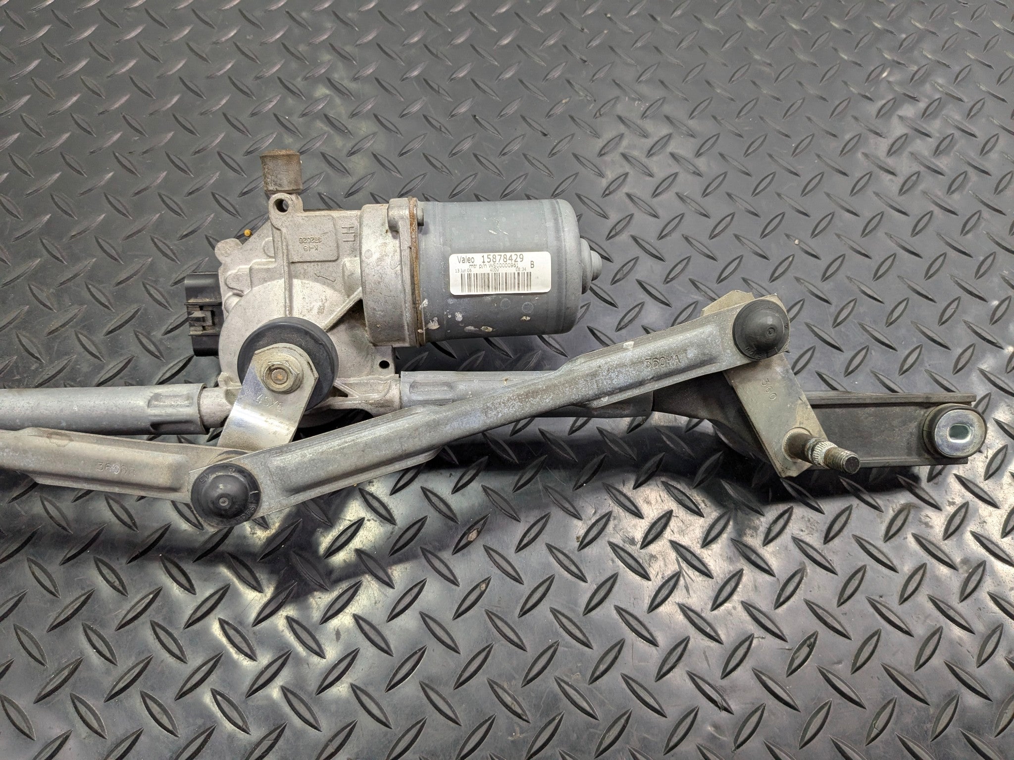 05 - 07 OEM CHEVROLET TRAILBLAZER WINDSHIELD WIPER TRANSMISSION LINKAGE W/ MOTOR