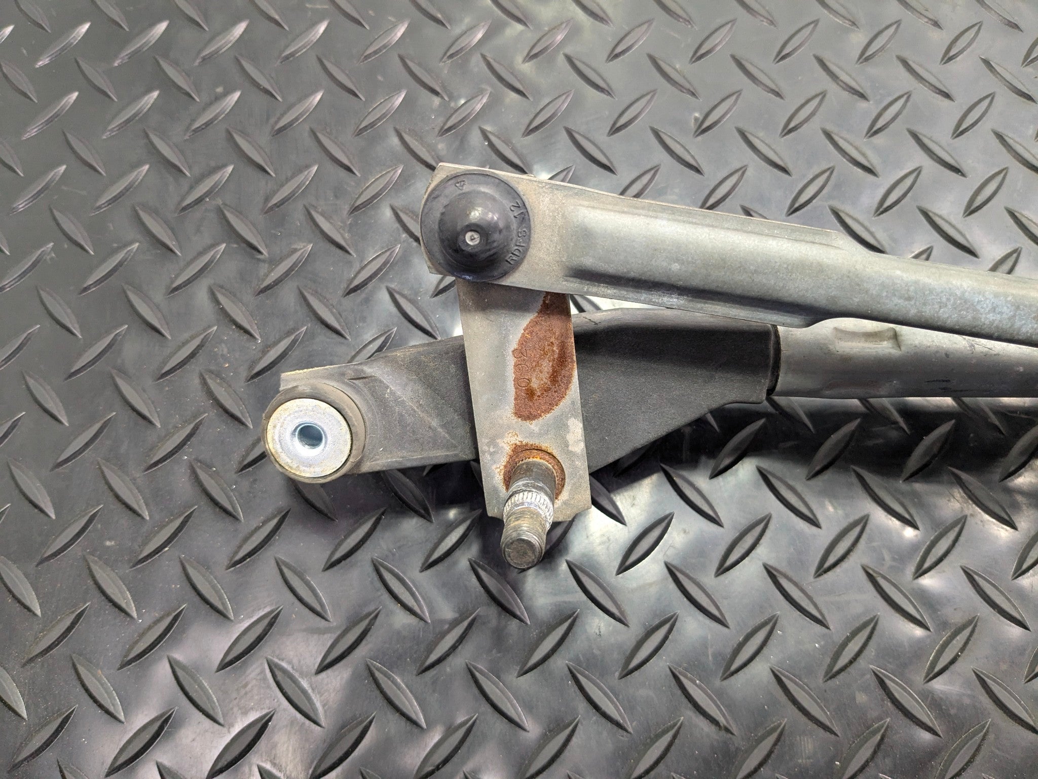05 - 07 OEM CHEVROLET TRAILBLAZER WINDSHIELD WIPER TRANSMISSION LINKAGE W/ MOTOR