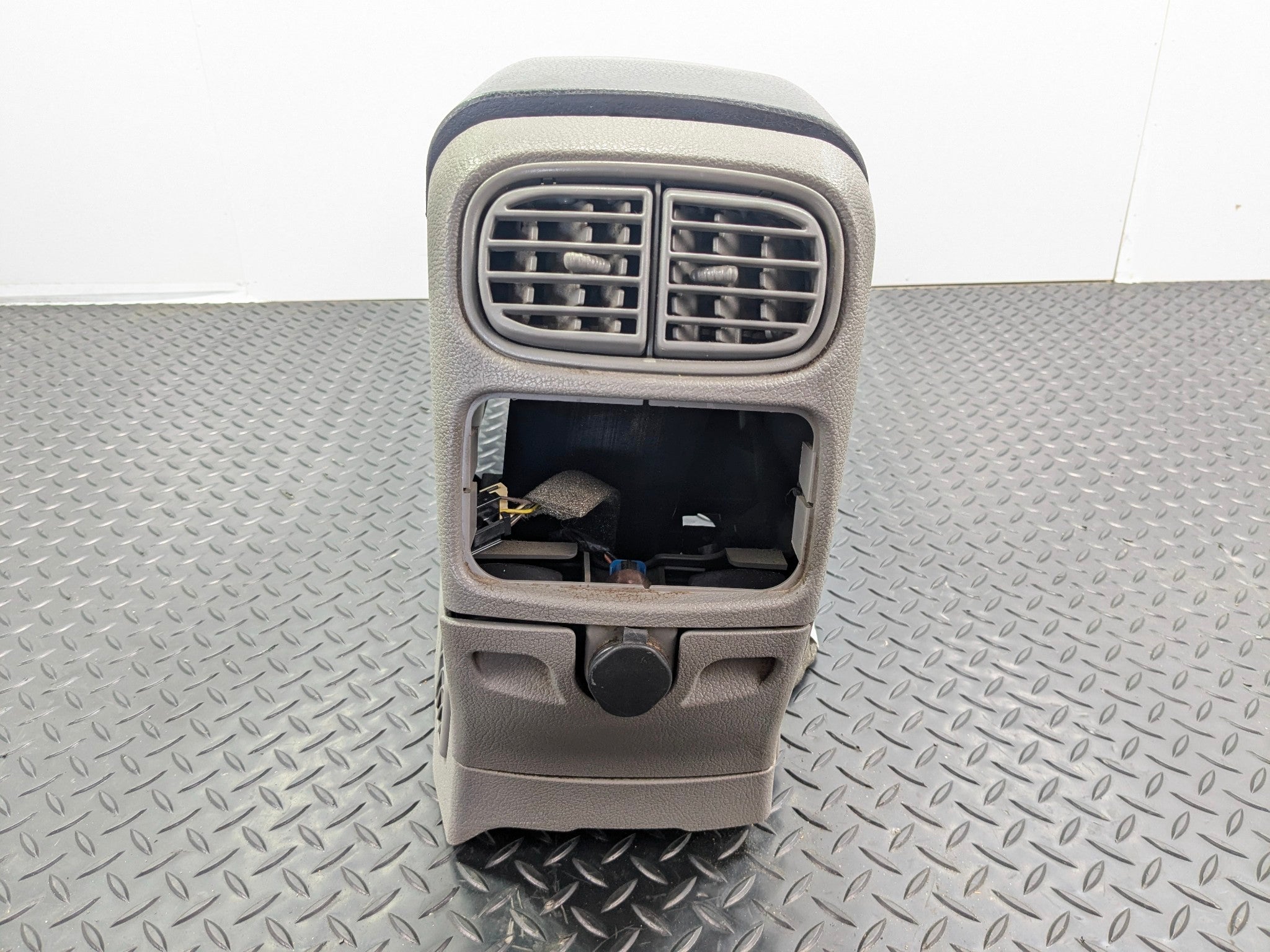 05 - 07 OEM CHEVROLET TRAILBLAZER FRONT CENTER CONSOLE ARMREST STORAGE ASSEMBLY