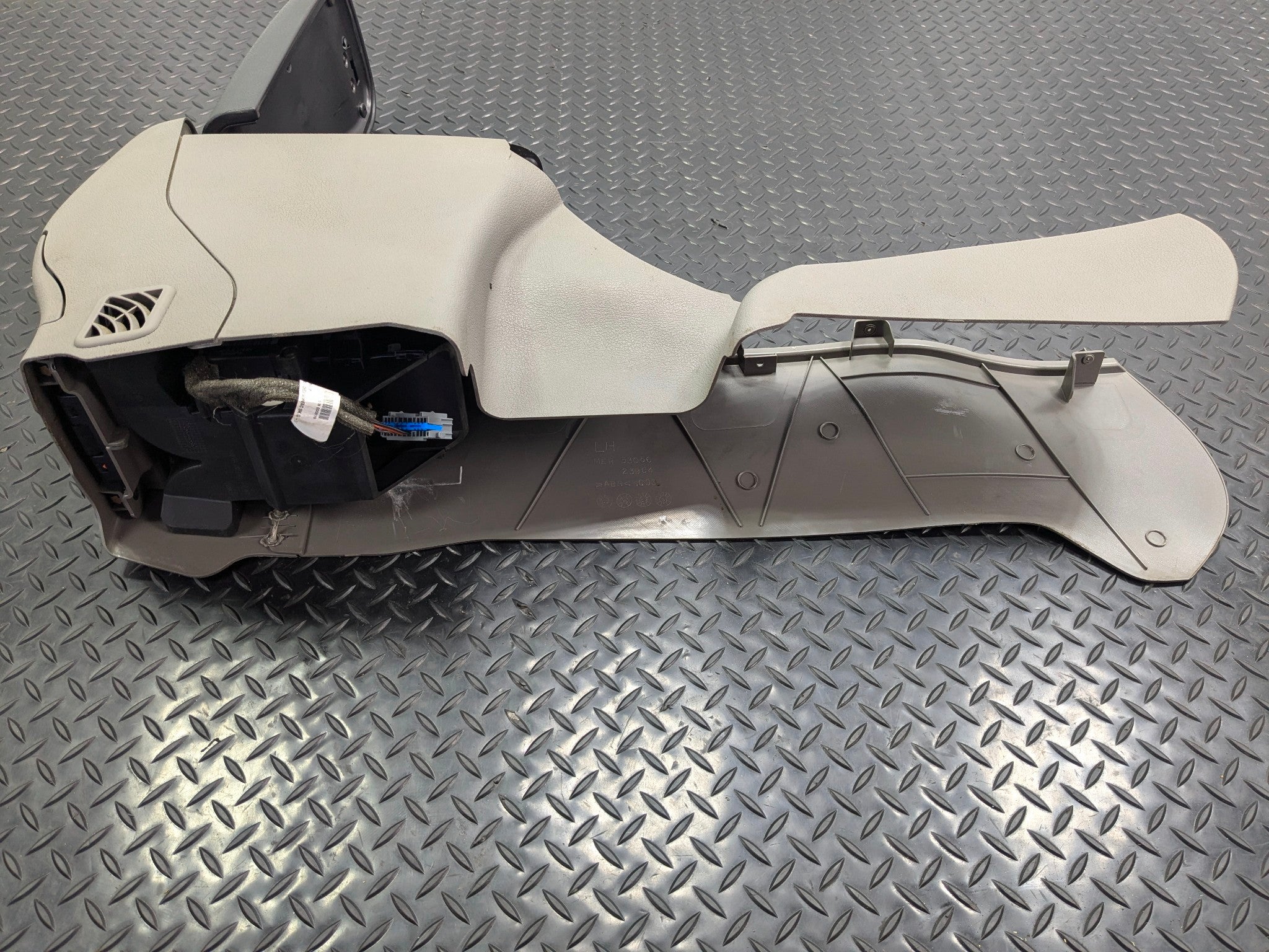 05 - 07 OEM CHEVROLET TRAILBLAZER FRONT CENTER CONSOLE ARMREST STORAGE ASSEMBLY