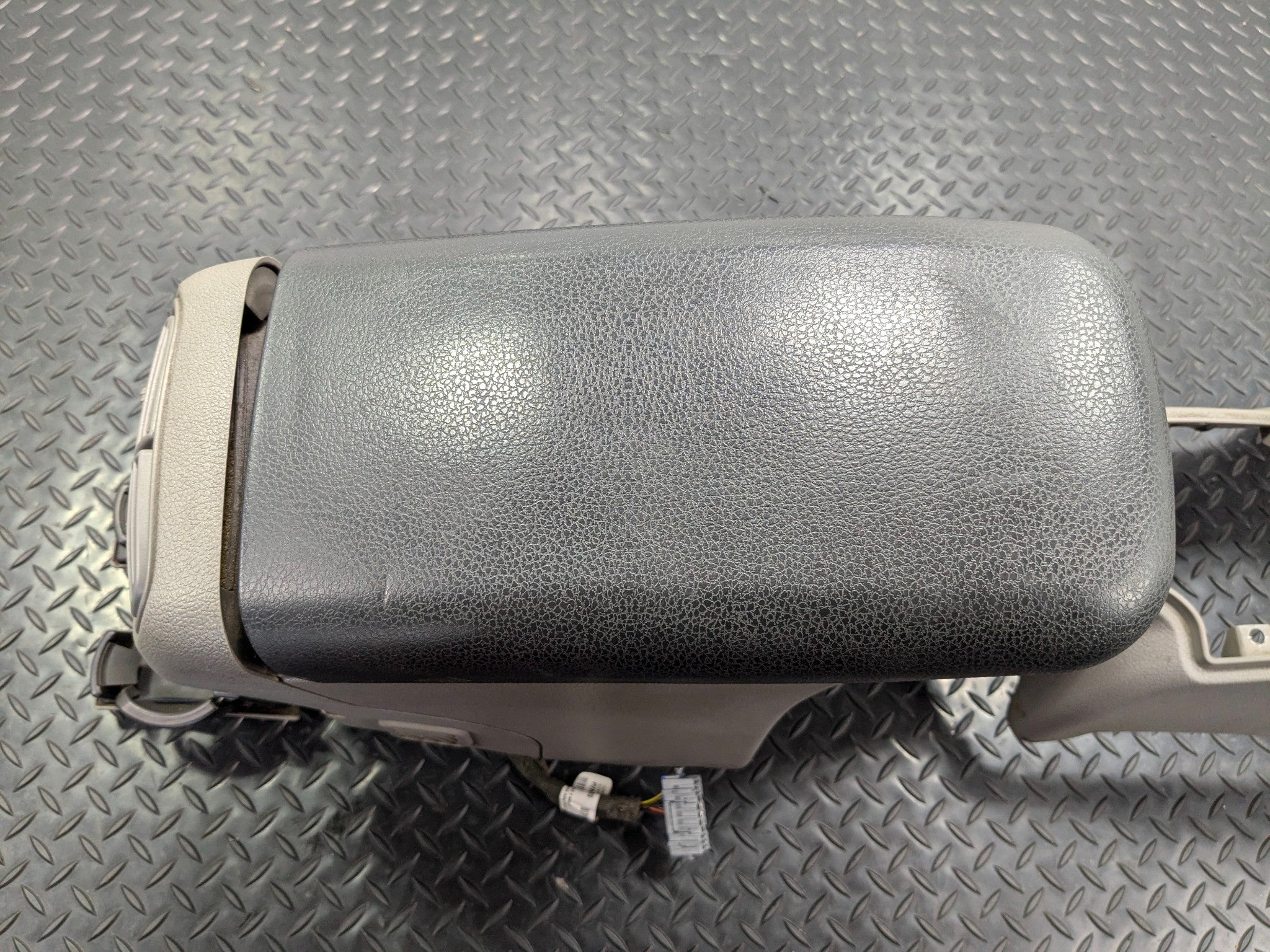 05 - 07 OEM CHEVROLET TRAILBLAZER FRONT CENTER CONSOLE ARMREST STORAGE ASSEMBLY