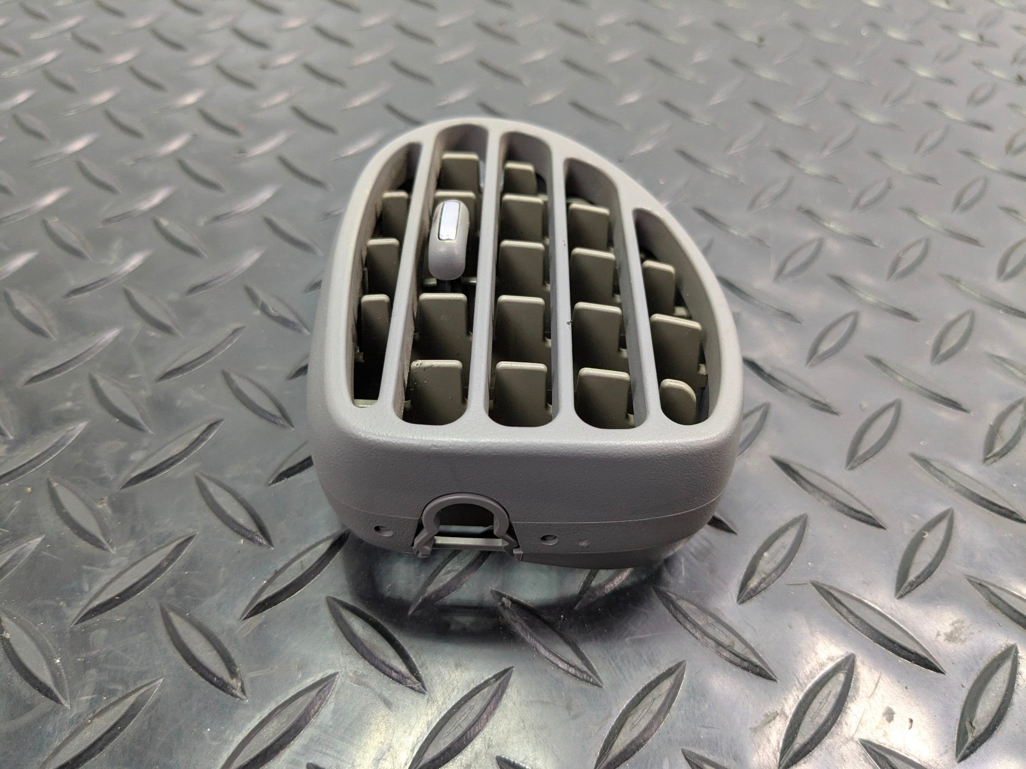 05 - 07 OEM CHEVROLET TRAILBLAZER LEFT DRIVER SIDE DASH AIR VENT FILTER GRILLE
