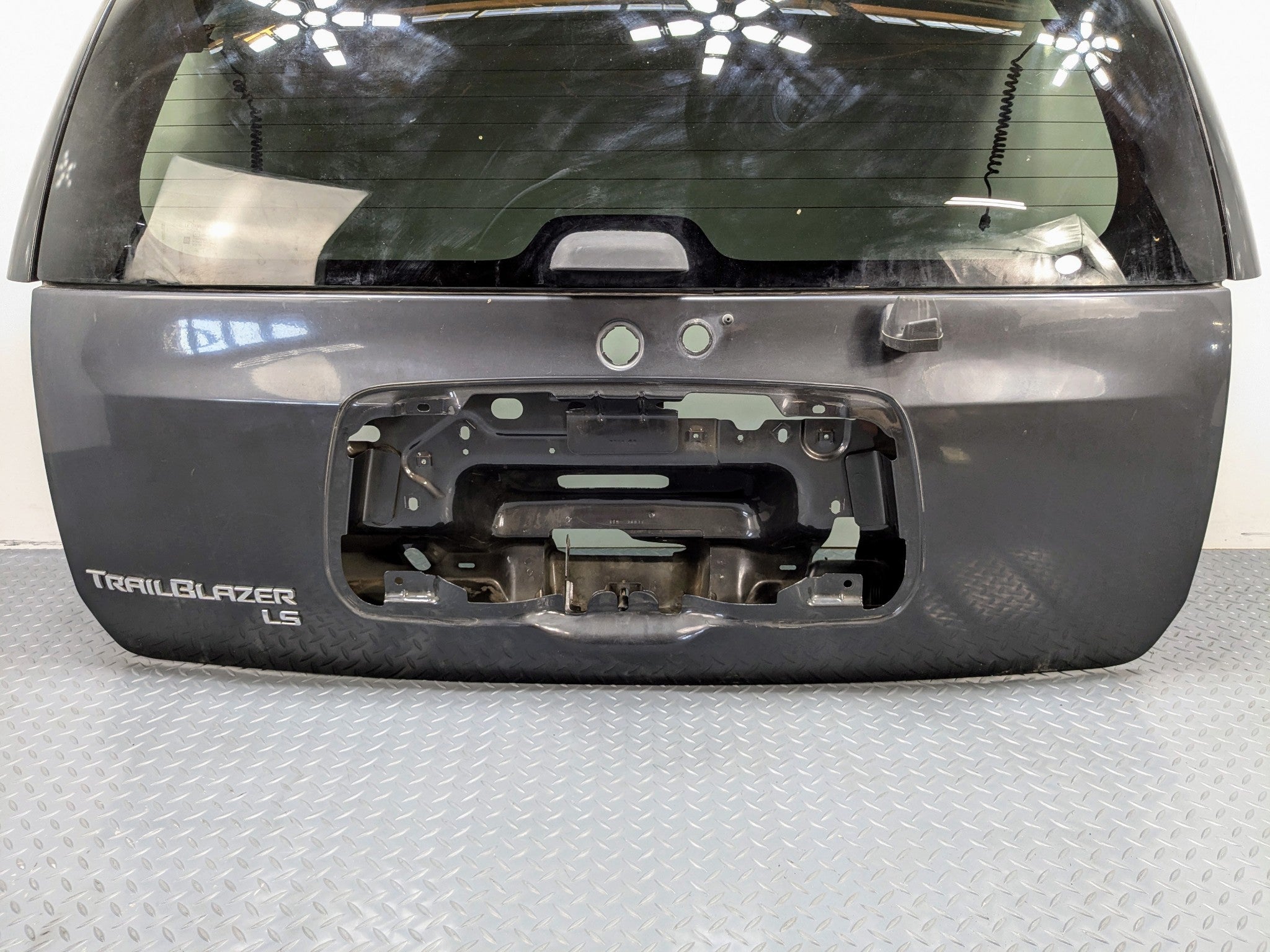 05 - 07 OEM CHEVROLET TRAILBLAZER REAR TRUNK TAILGATE WITH PRIVACY TINT GLASS