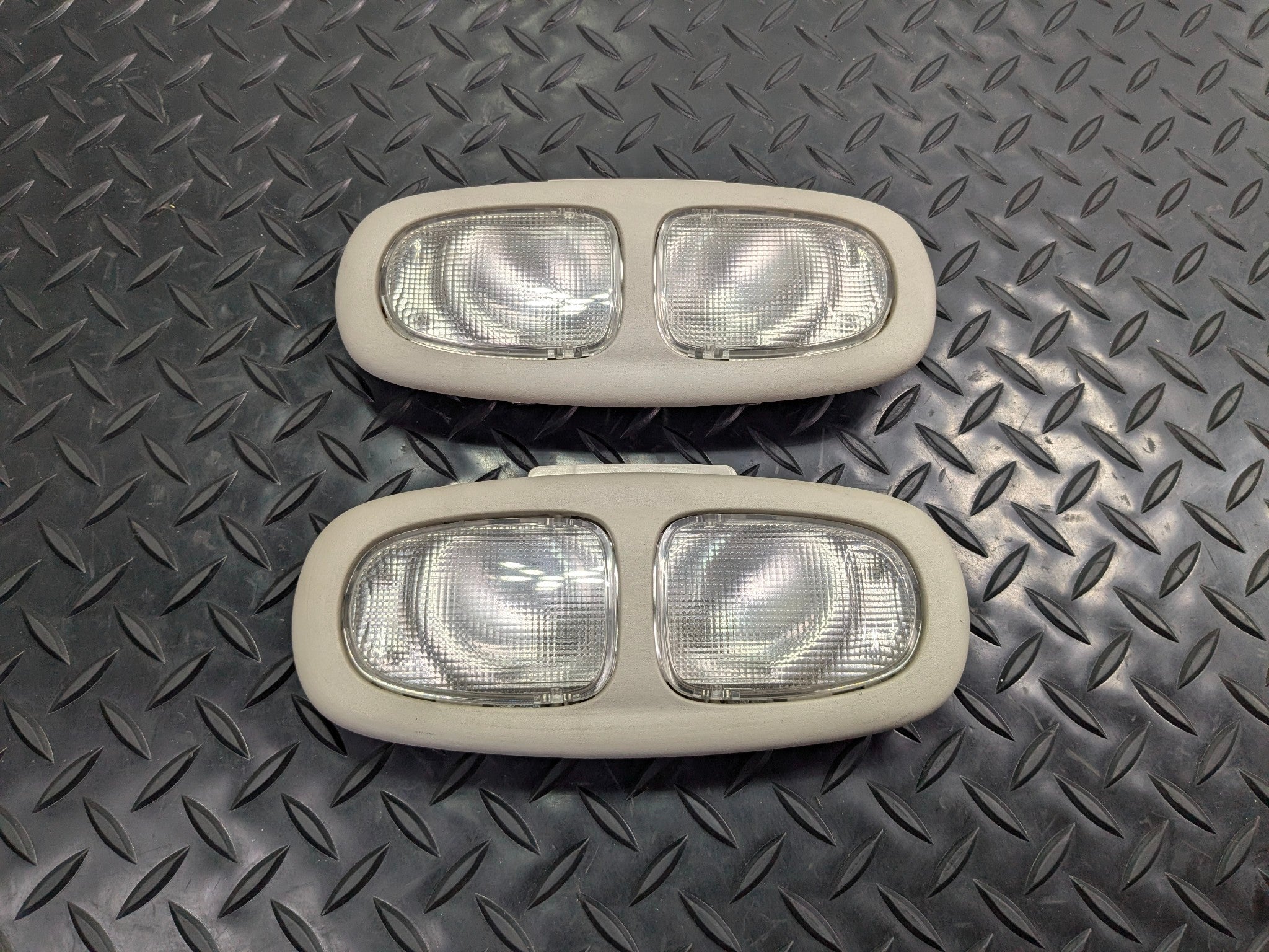 05 - 07 OEM CHEVROLET TRAILBLAZER REAR LEFT AND RIGHT INTERIOR DOME LIGHT LAMP