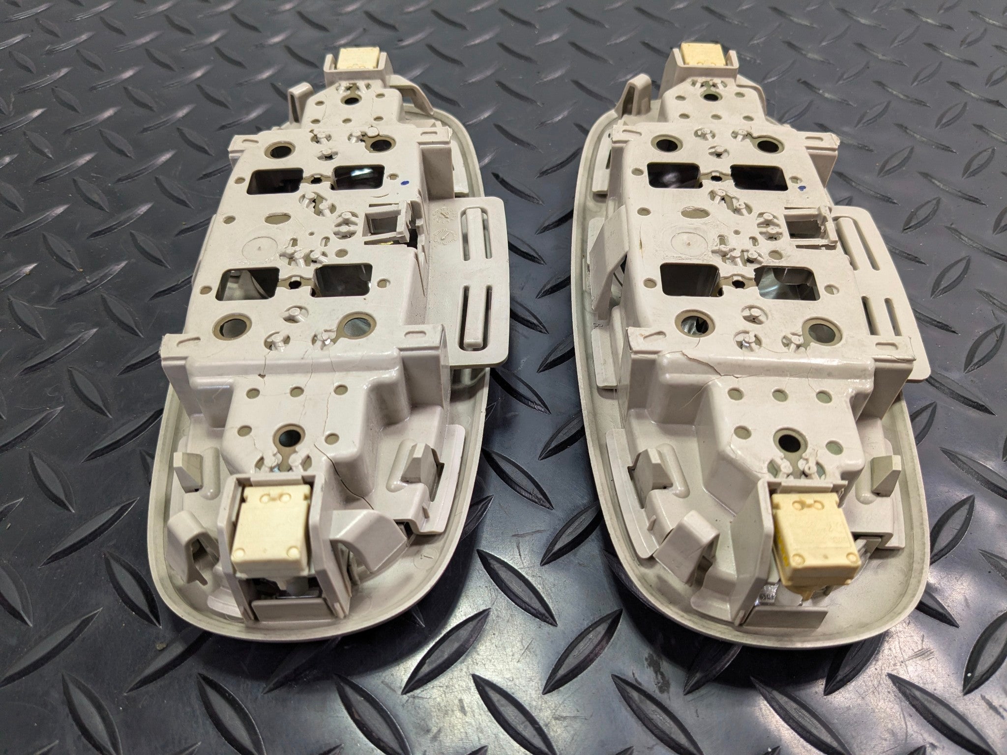 05 - 07 OEM CHEVROLET TRAILBLAZER REAR LEFT AND RIGHT INTERIOR DOME LIGHT LAMP