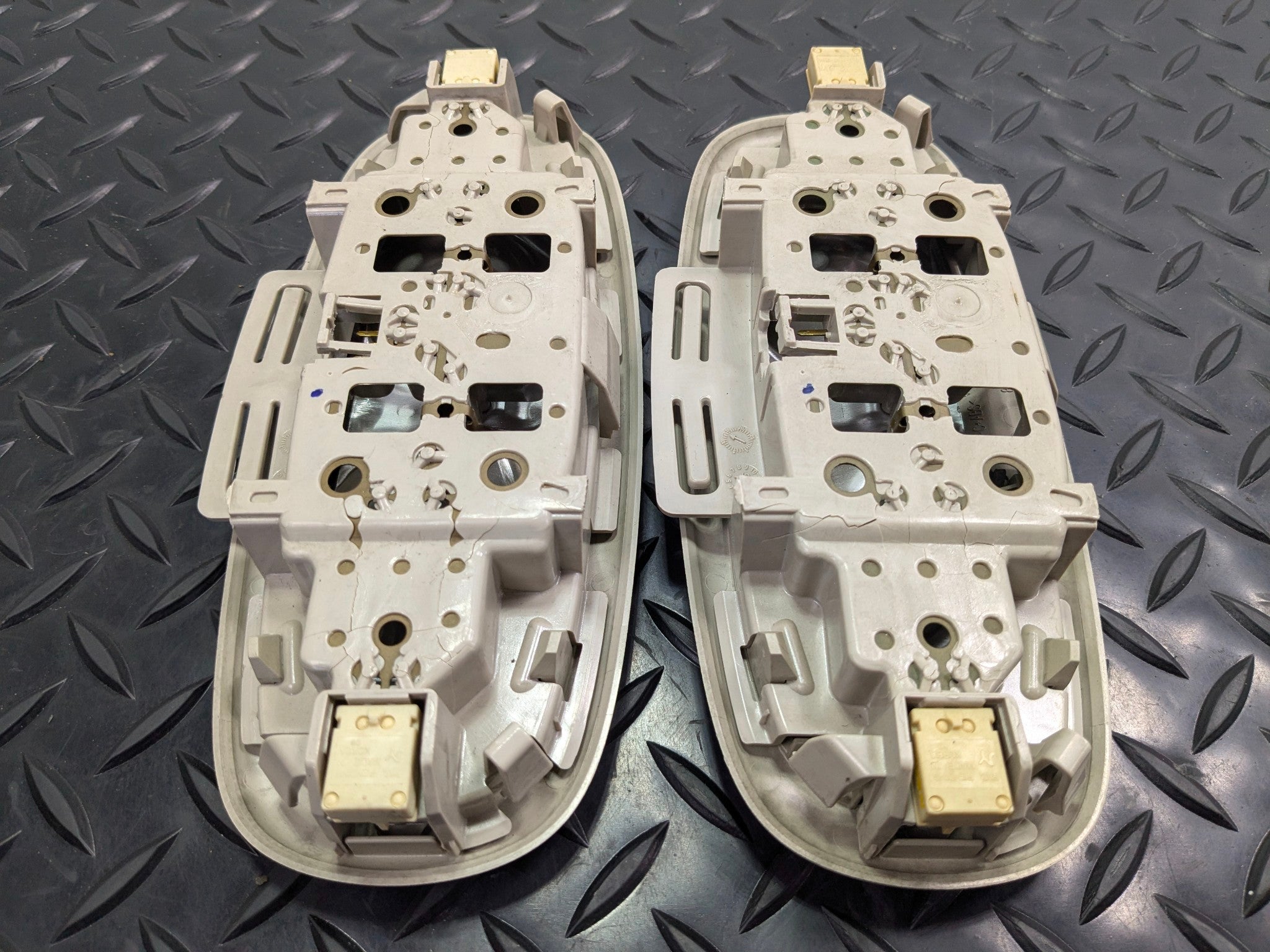 05 - 07 OEM CHEVROLET TRAILBLAZER REAR LEFT AND RIGHT INTERIOR DOME LIGHT LAMP