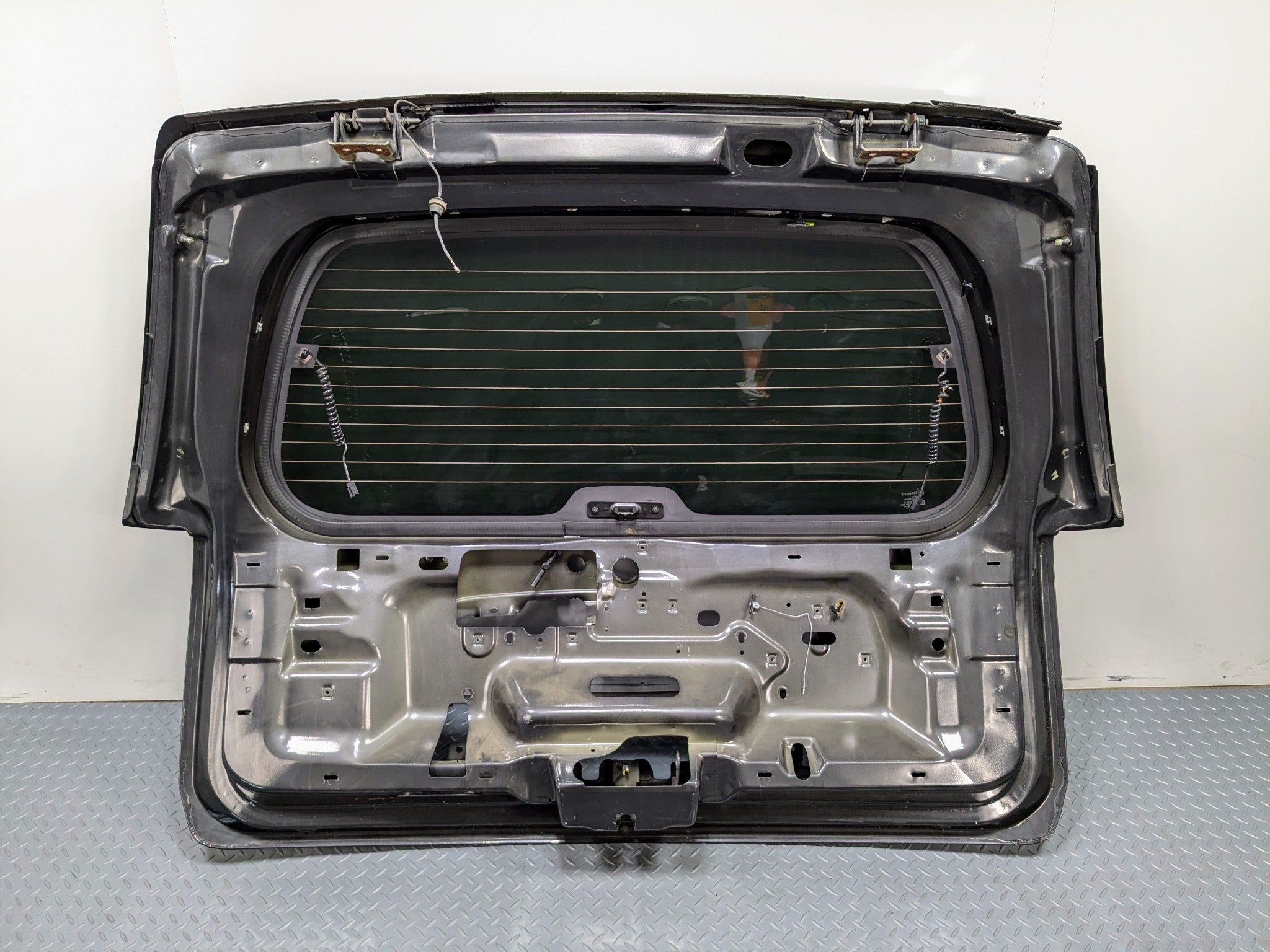 05 - 07 OEM CHEVROLET TRAILBLAZER REAR TRUNK TAILGATE WITH PRIVACY TINT GLASS