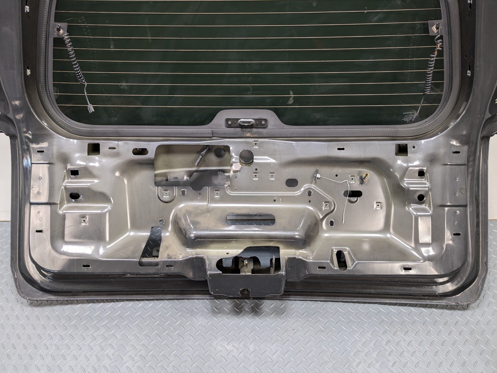 05 - 07 OEM CHEVROLET TRAILBLAZER REAR TRUNK TAILGATE WITH PRIVACY TINT GLASS