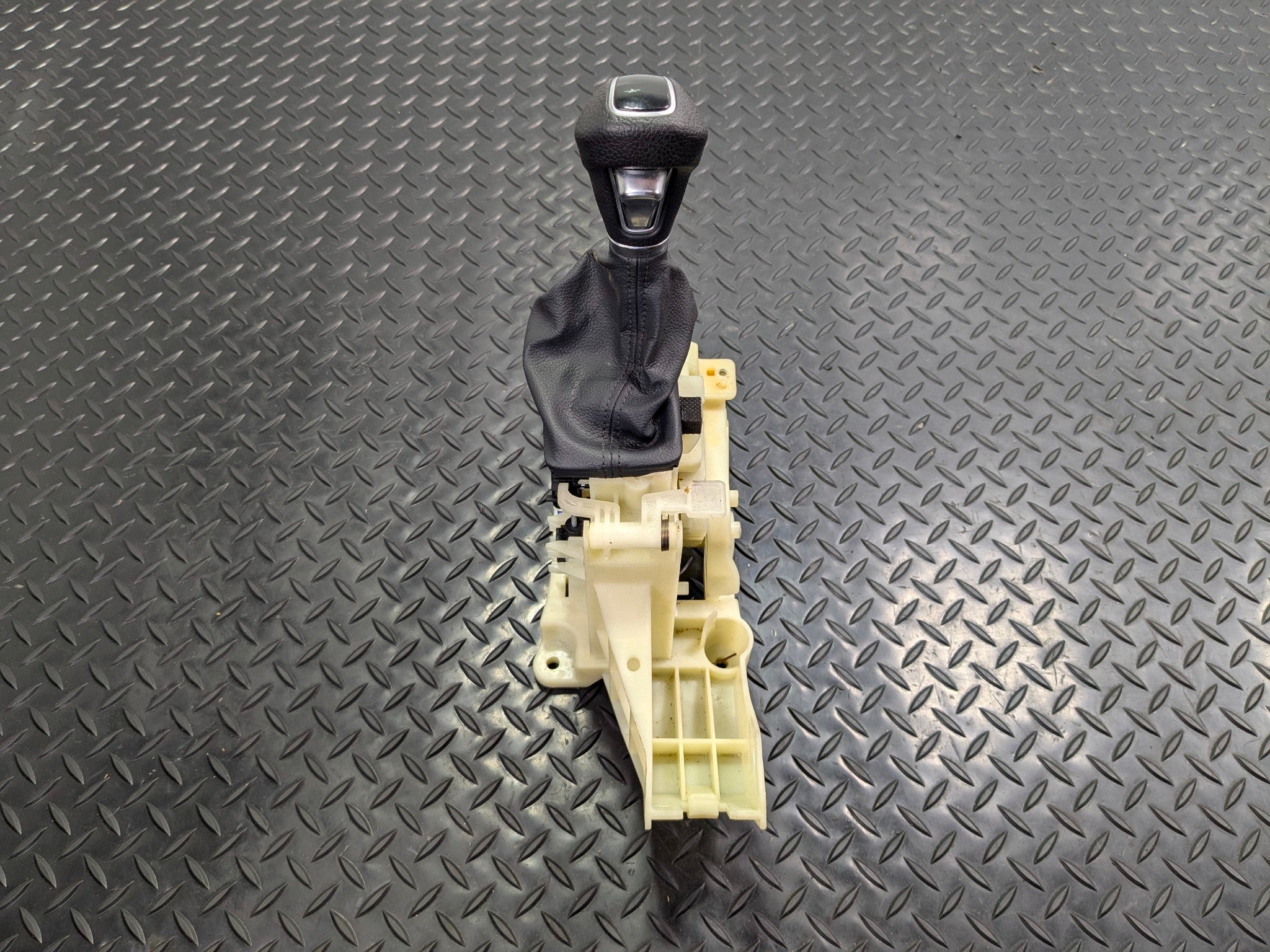 13 - 19 OEM HYUNDAI SANTA FE AUTOMATIC TRANSMISSION FLOOR GEAR SHIFTER ASSEMBLY