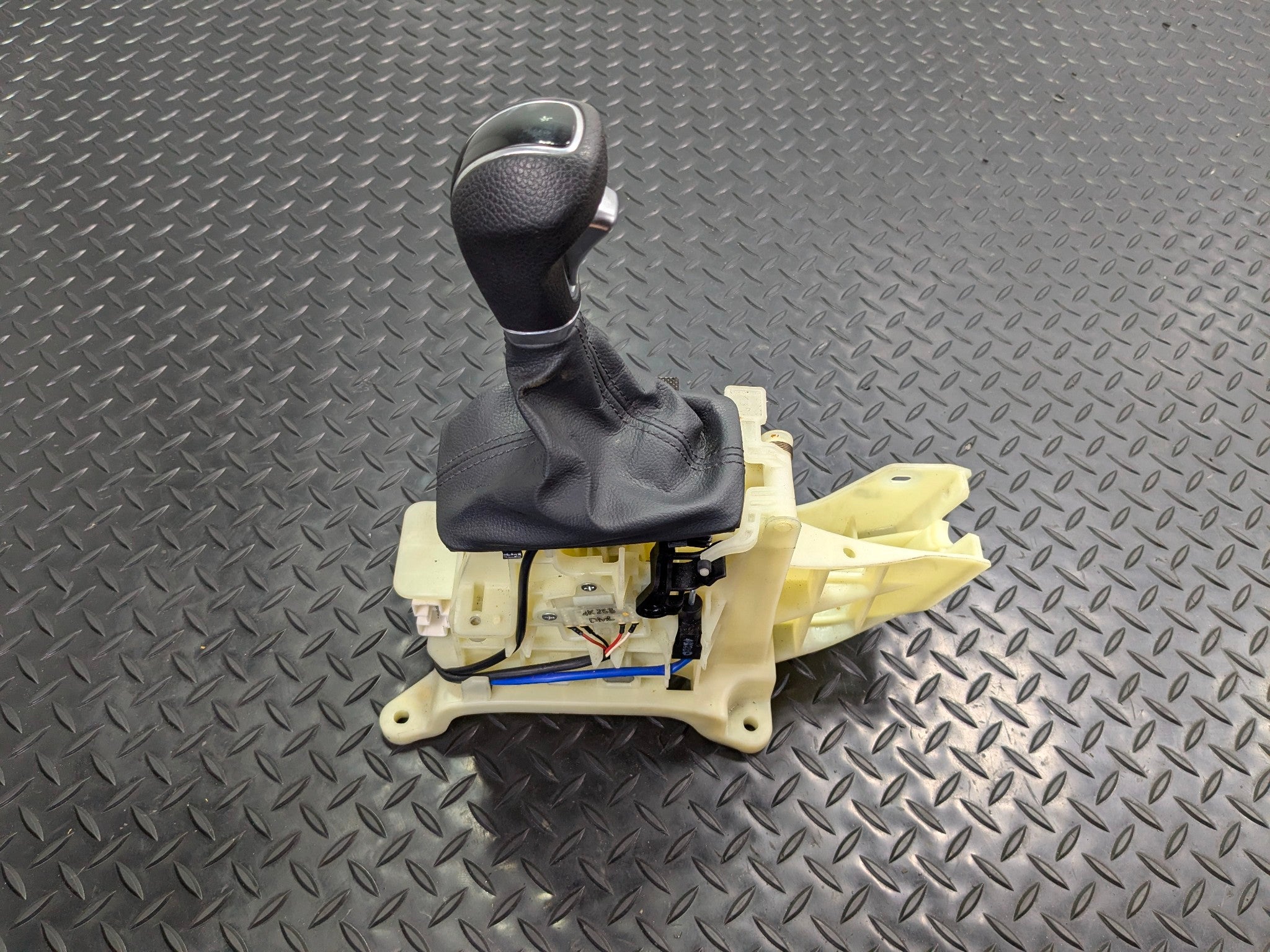 13 - 19 OEM HYUNDAI SANTA FE AUTOMATIC TRANSMISSION FLOOR GEAR SHIFTER ASSEMBLY