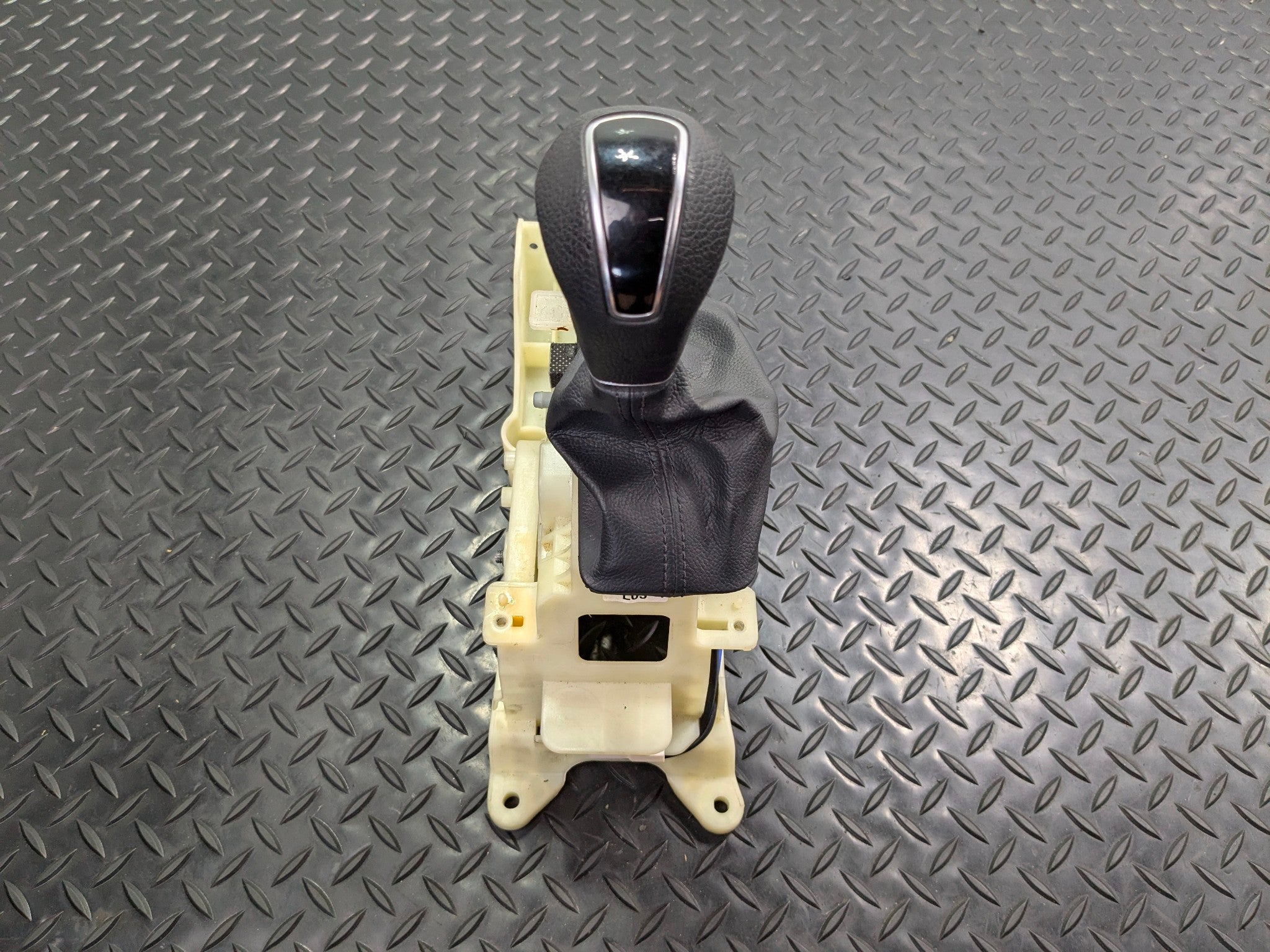 13 - 19 OEM HYUNDAI SANTA FE AUTOMATIC TRANSMISSION FLOOR GEAR SHIFTER ASSEMBLY