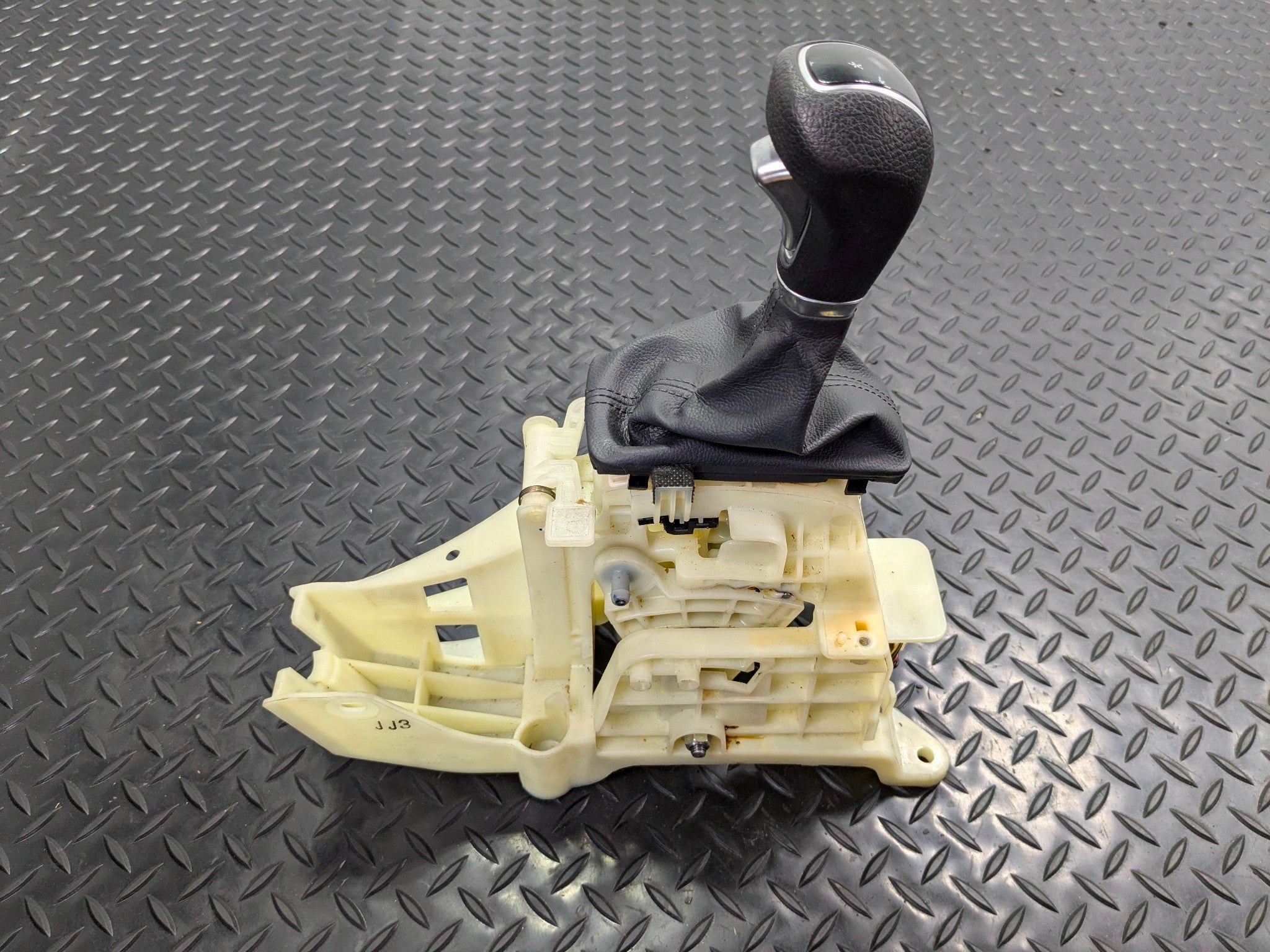 13 - 19 OEM HYUNDAI SANTA FE AUTOMATIC TRANSMISSION FLOOR GEAR SHIFTER ASSEMBLY