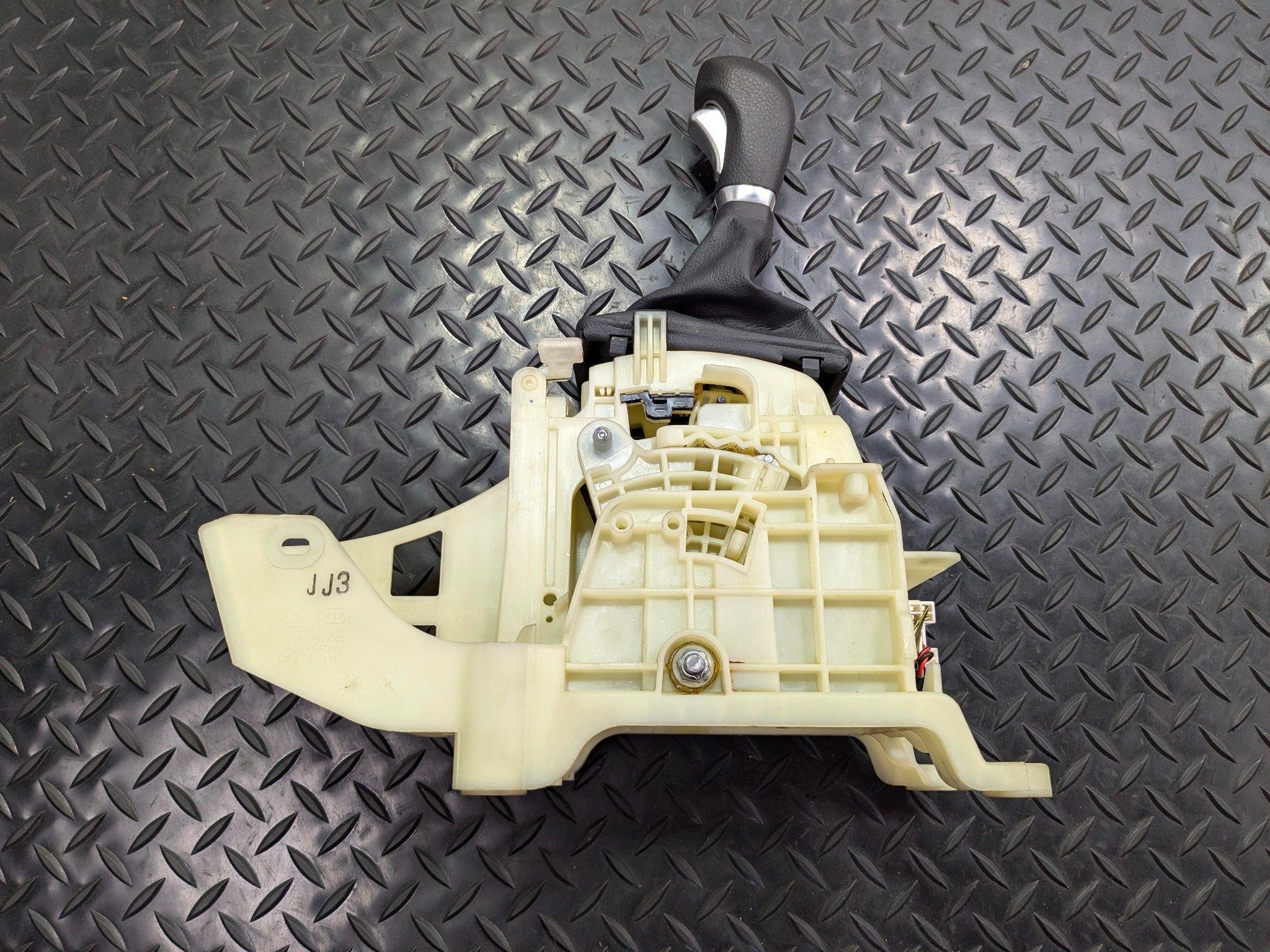 13 - 19 OEM HYUNDAI SANTA FE AUTOMATIC TRANSMISSION FLOOR GEAR SHIFTER ASSEMBLY