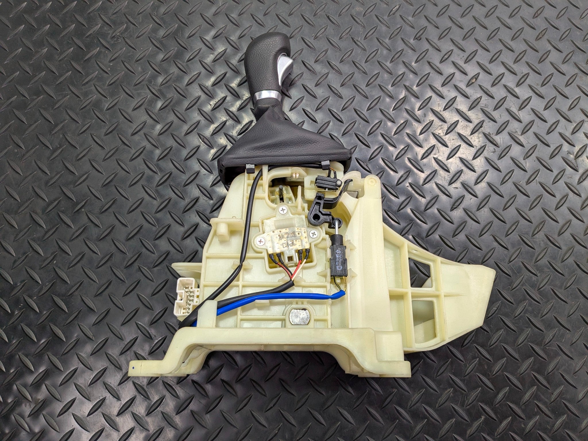 13 - 19 OEM HYUNDAI SANTA FE AUTOMATIC TRANSMISSION FLOOR GEAR SHIFTER ASSEMBLY
