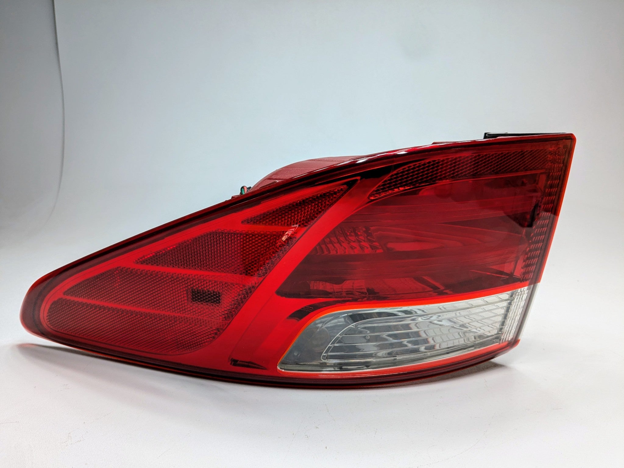 13 - 19 OEM HYUNDAI SANTA FE REAR RIGHT PASSENGER SIDE OUTER TAIL LIGHT ASSEMBLY