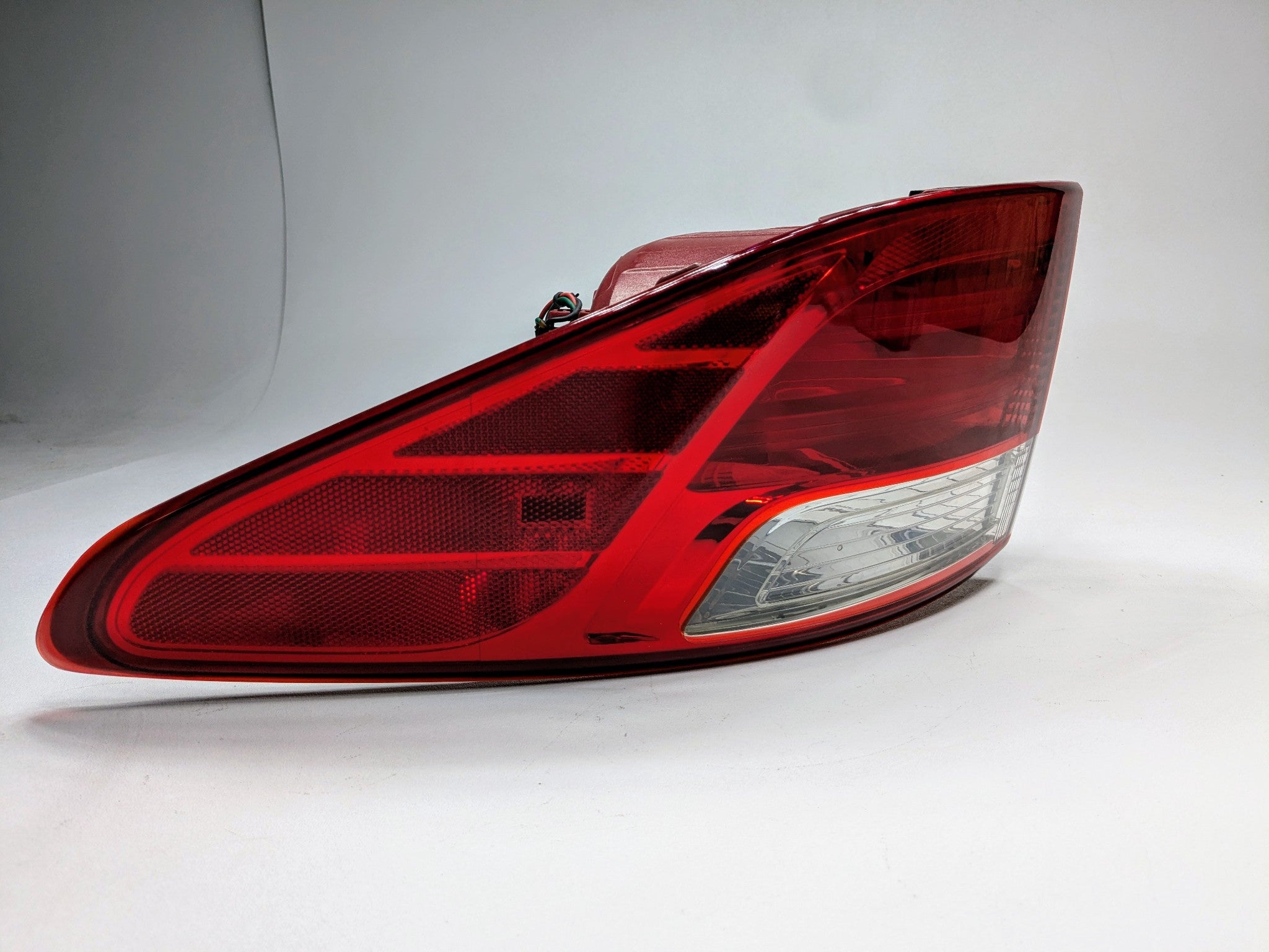 13 - 19 OEM HYUNDAI SANTA FE REAR RIGHT PASSENGER SIDE OUTER TAIL LIGHT ASSEMBLY
