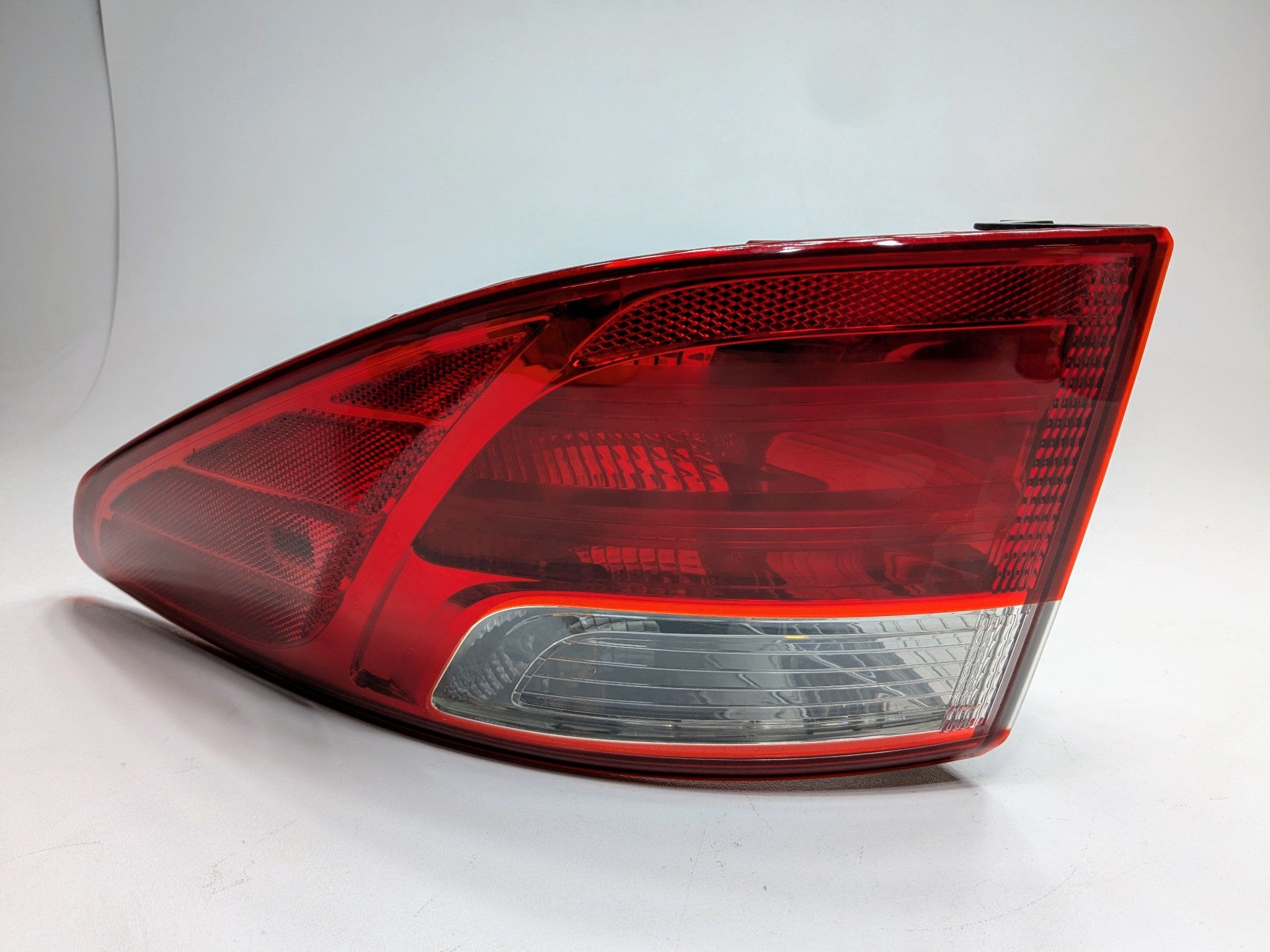 13 - 19 OEM HYUNDAI SANTA FE REAR RIGHT PASSENGER SIDE OUTER TAIL LIGHT ASSEMBLY