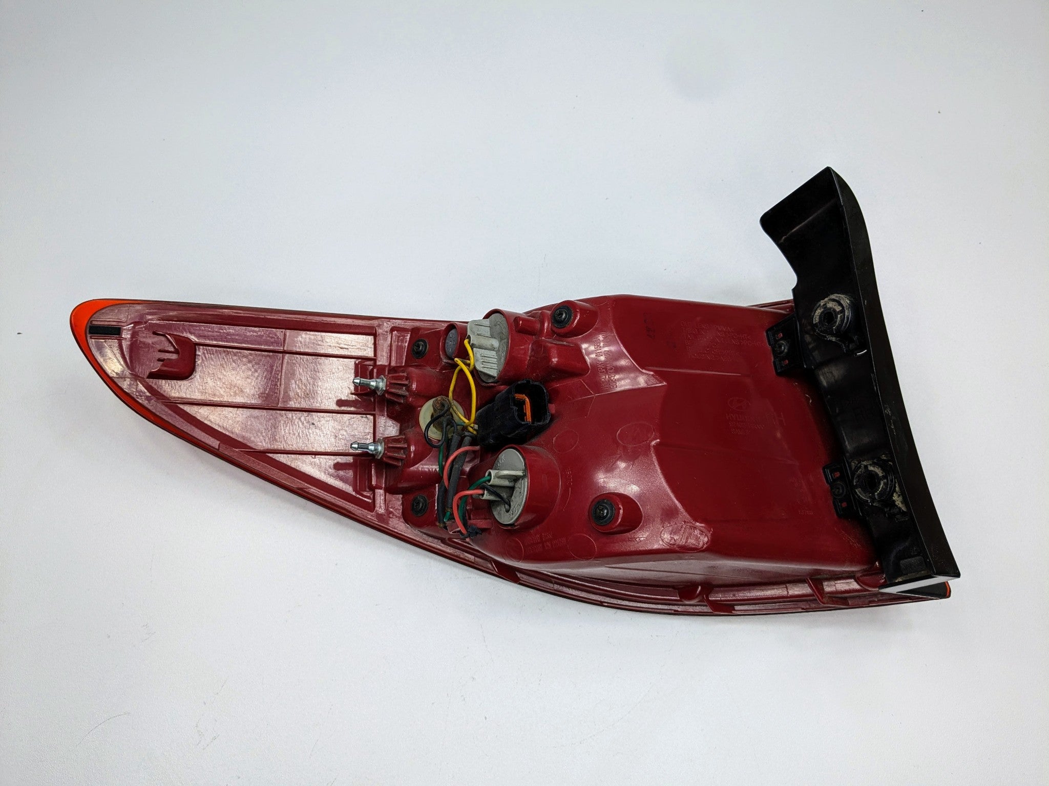 13 - 19 OEM HYUNDAI SANTA FE REAR RIGHT PASSENGER SIDE OUTER TAIL LIGHT ASSEMBLY