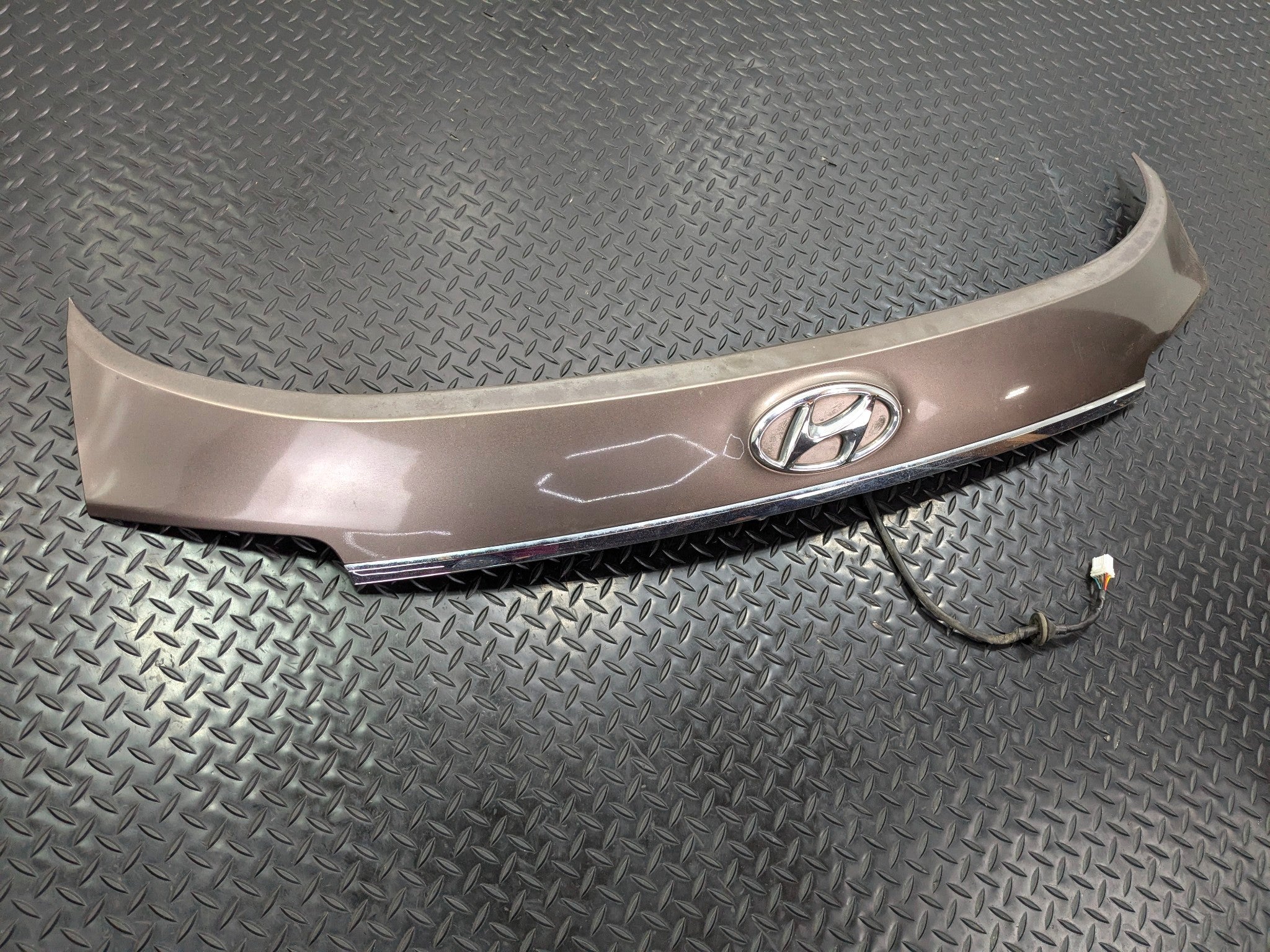2013 - 2019 OEM HYUNDAI SANTA FE REAR TRUNK LIFTGATE TAILGATE COVER MOLDING