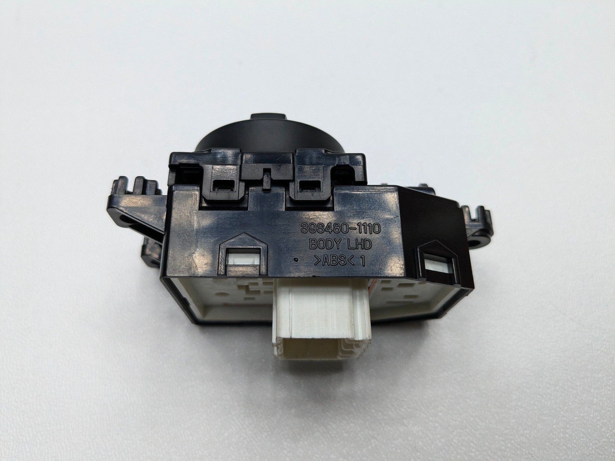 13 - 19 OEM HYUNDAI SANTA FE FRONT LEFT DOOR REARVIEW MIRROR ADJUSTMENT SWITCH