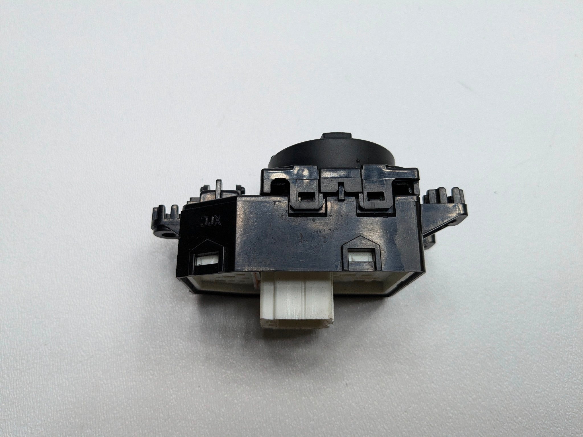13 - 19 OEM HYUNDAI SANTA FE FRONT LEFT DOOR REARVIEW MIRROR ADJUSTMENT SWITCH