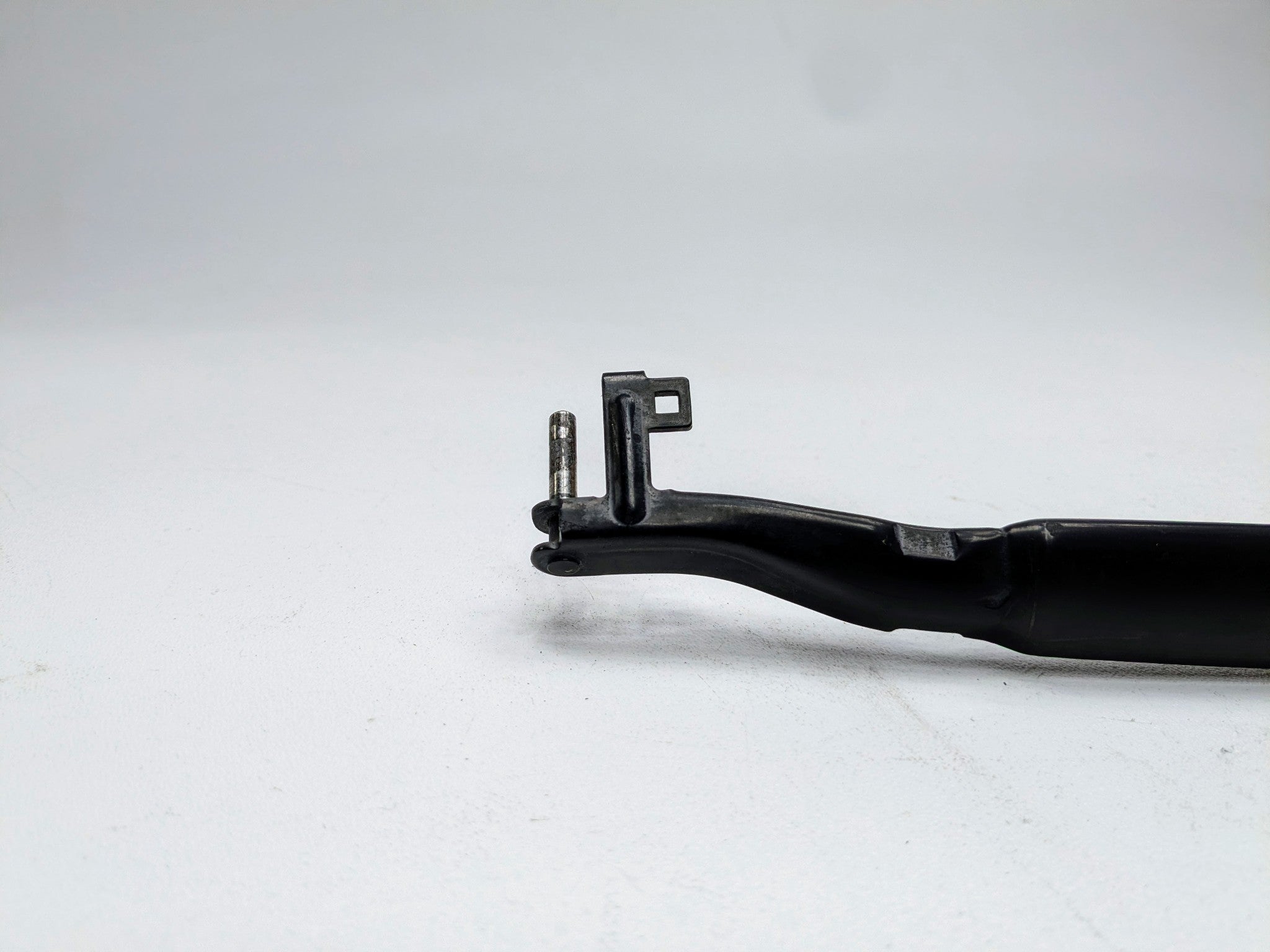 2004 - 2006 OEM PORSCHE CAYENNE V6 FRONT LEFT SIDE WINDSHIELD WIPER ARM