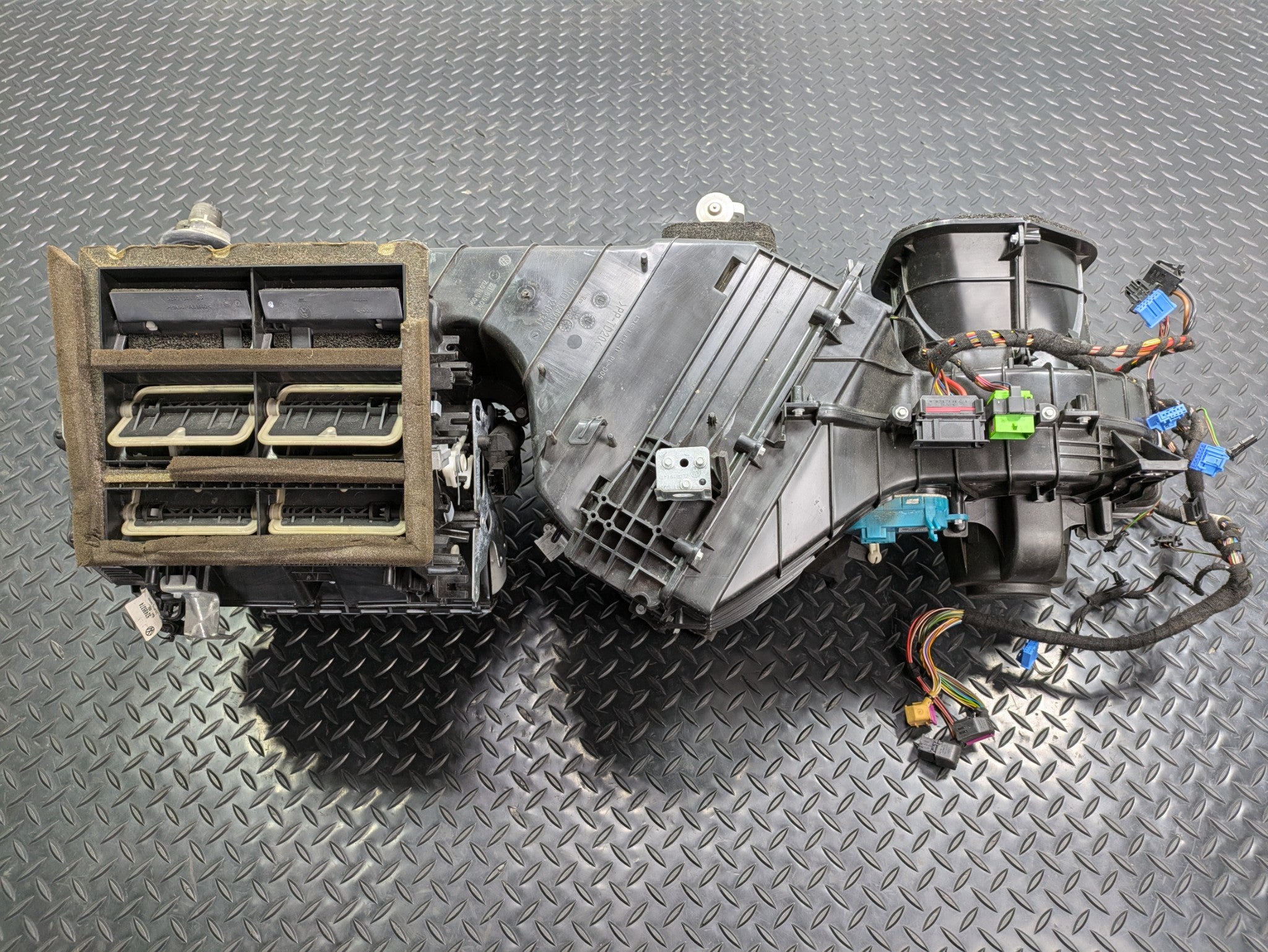 2004 - 2006 OEM PORSCHE CAYENNE V6 AC CLIMATE HEATER BLOWER HOUSING BOX ASSEMBLY