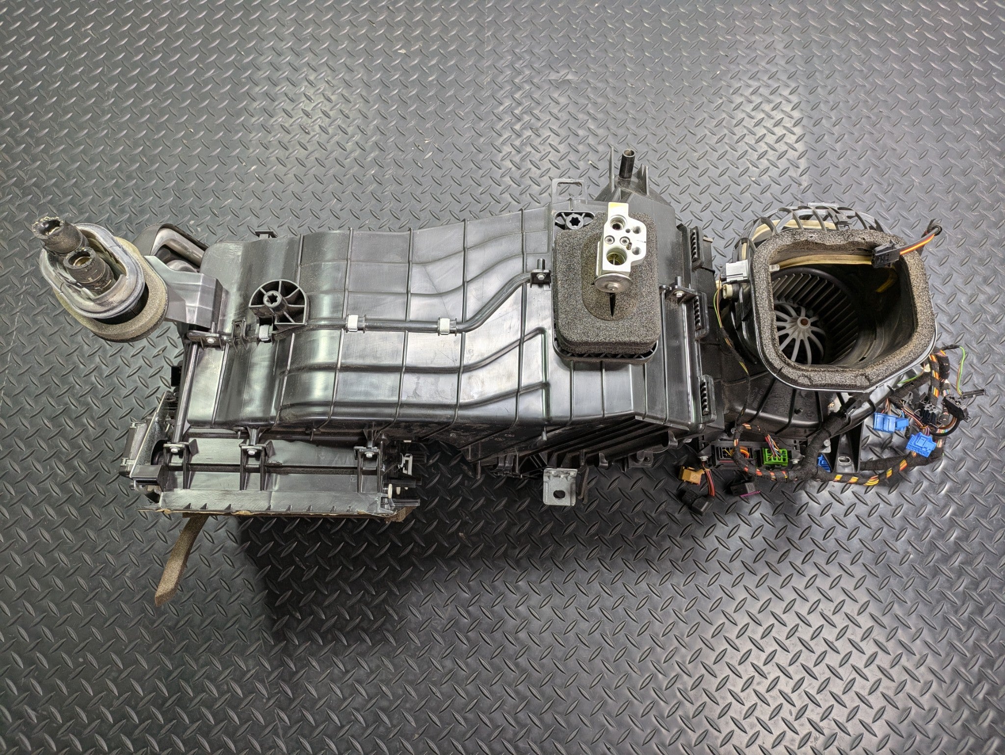 2004 - 2006 OEM PORSCHE CAYENNE V6 AC CLIMATE HEATER BLOWER HOUSING BOX ASSEMBLY