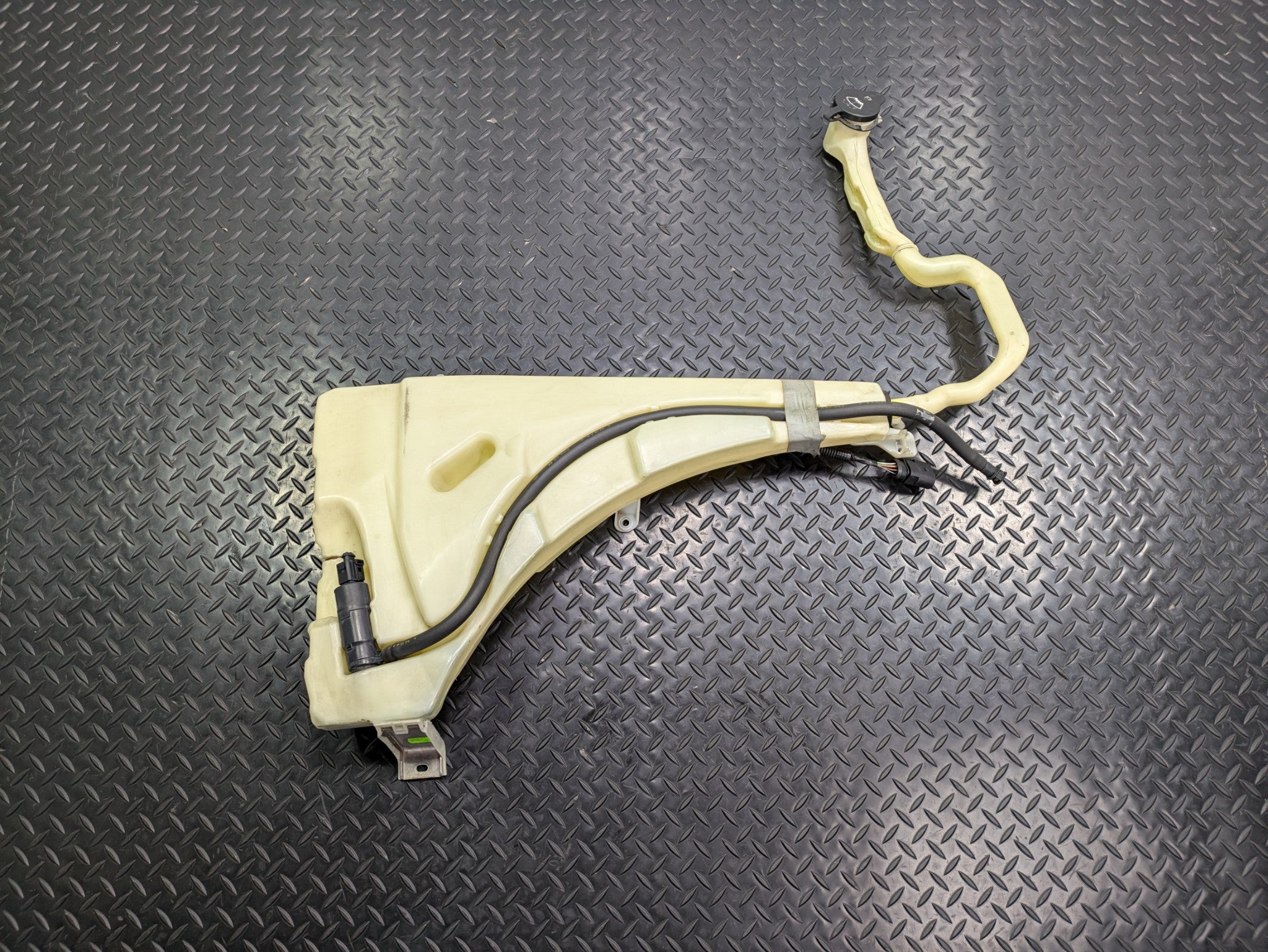 04 - 06 OEM PORSCHE CAYENNE V6 WINDSHIELD WASHER RESERVOIR TANK MOTOR ASSEMBLY