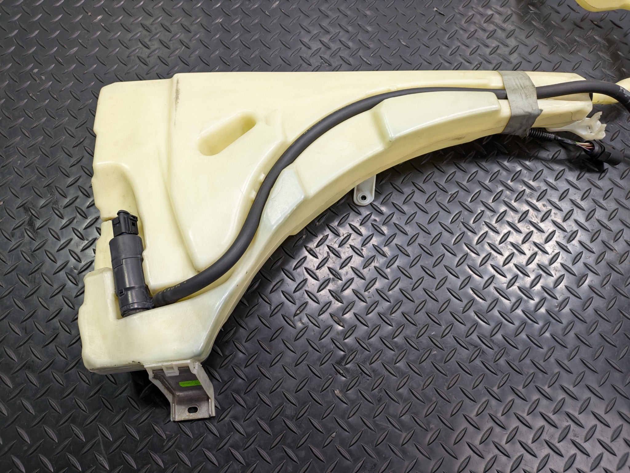 04 - 06 OEM PORSCHE CAYENNE V6 WINDSHIELD WASHER RESERVOIR TANK MOTOR ASSEMBLY