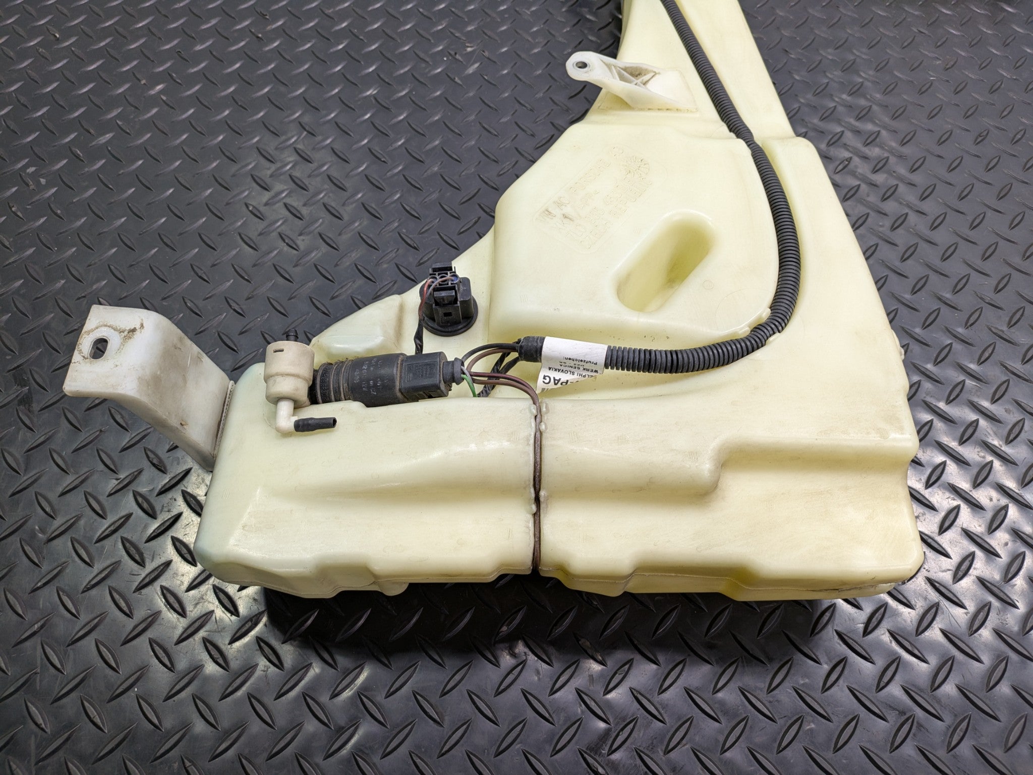 04 - 06 OEM PORSCHE CAYENNE V6 WINDSHIELD WASHER RESERVOIR TANK MOTOR ASSEMBLY