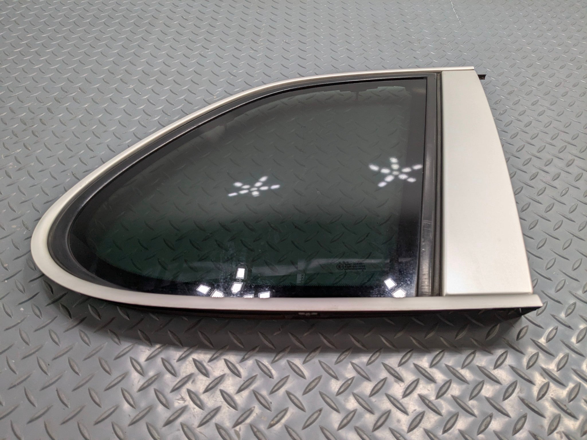 2004 - 2006 OEM PORSCHE CAYENNE V6 REAR RIGHT SIDE QUARTER WINDOW VENT GLASS