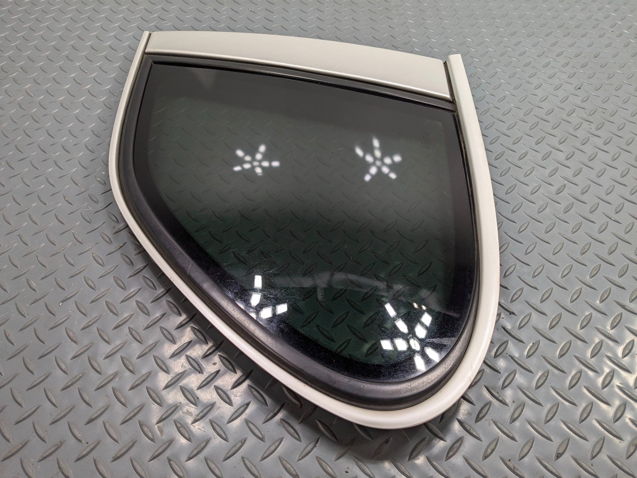 2004 - 2006 OEM PORSCHE CAYENNE V6 REAR RIGHT SIDE QUARTER WINDOW VENT GLASS