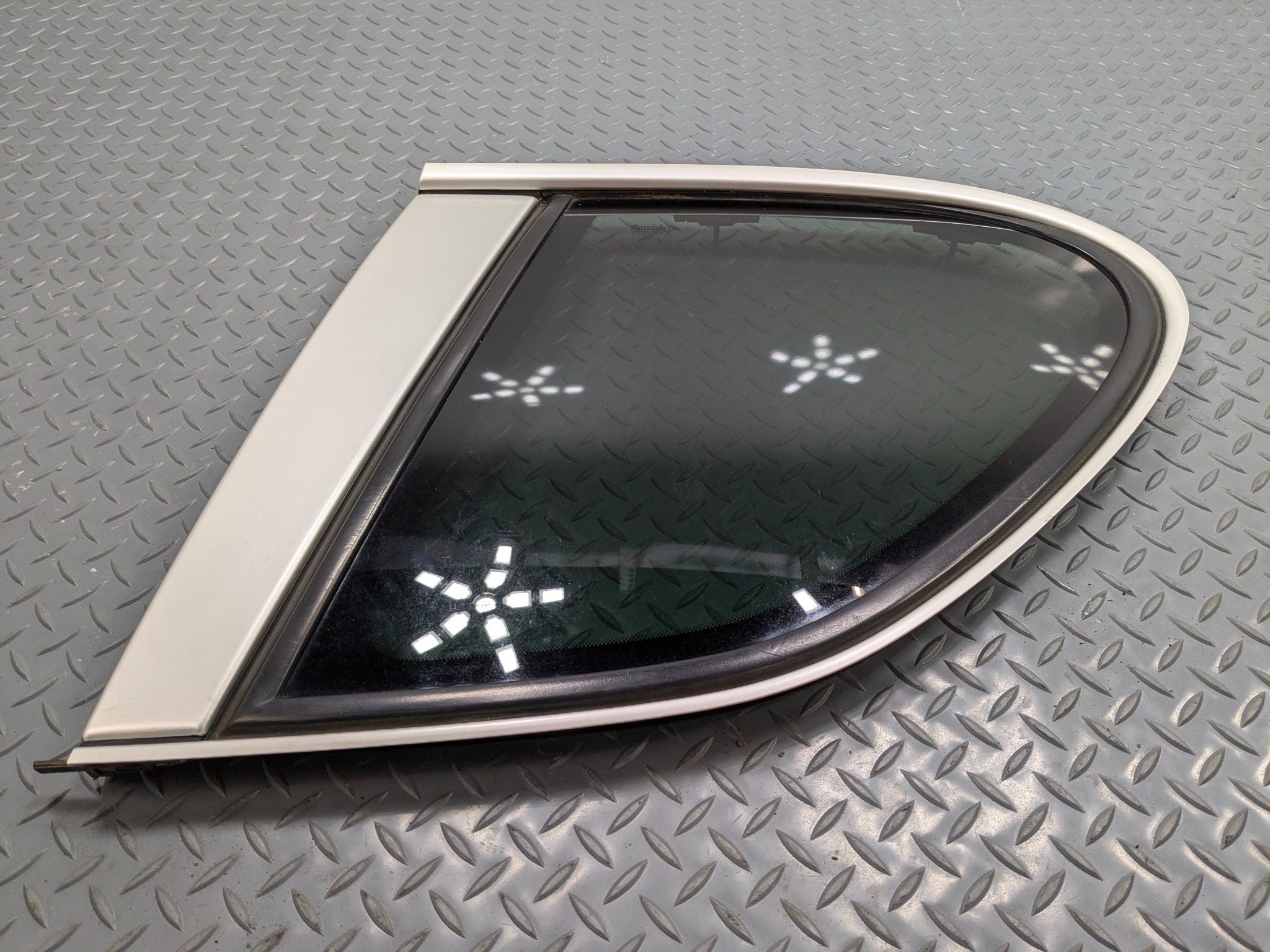2004 - 2006 OEM PORSCHE CAYENNE V6 REAR RIGHT SIDE QUARTER WINDOW VENT GLASS