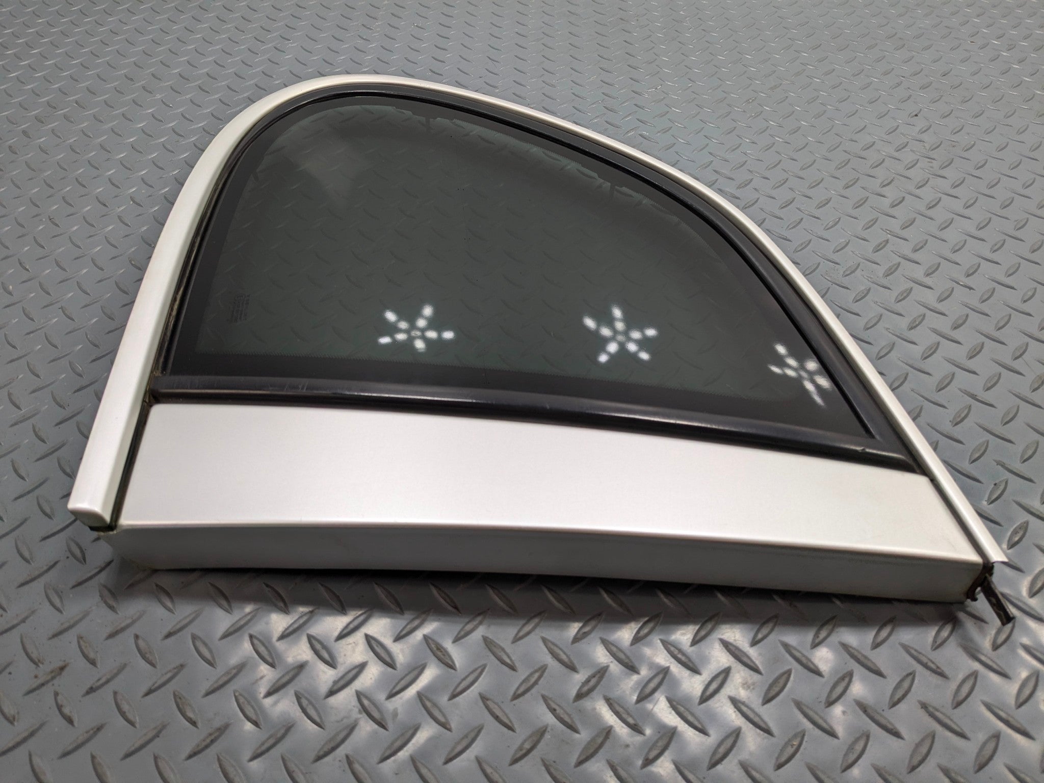 2004 - 2006 OEM PORSCHE CAYENNE V6 REAR RIGHT SIDE QUARTER WINDOW VENT GLASS