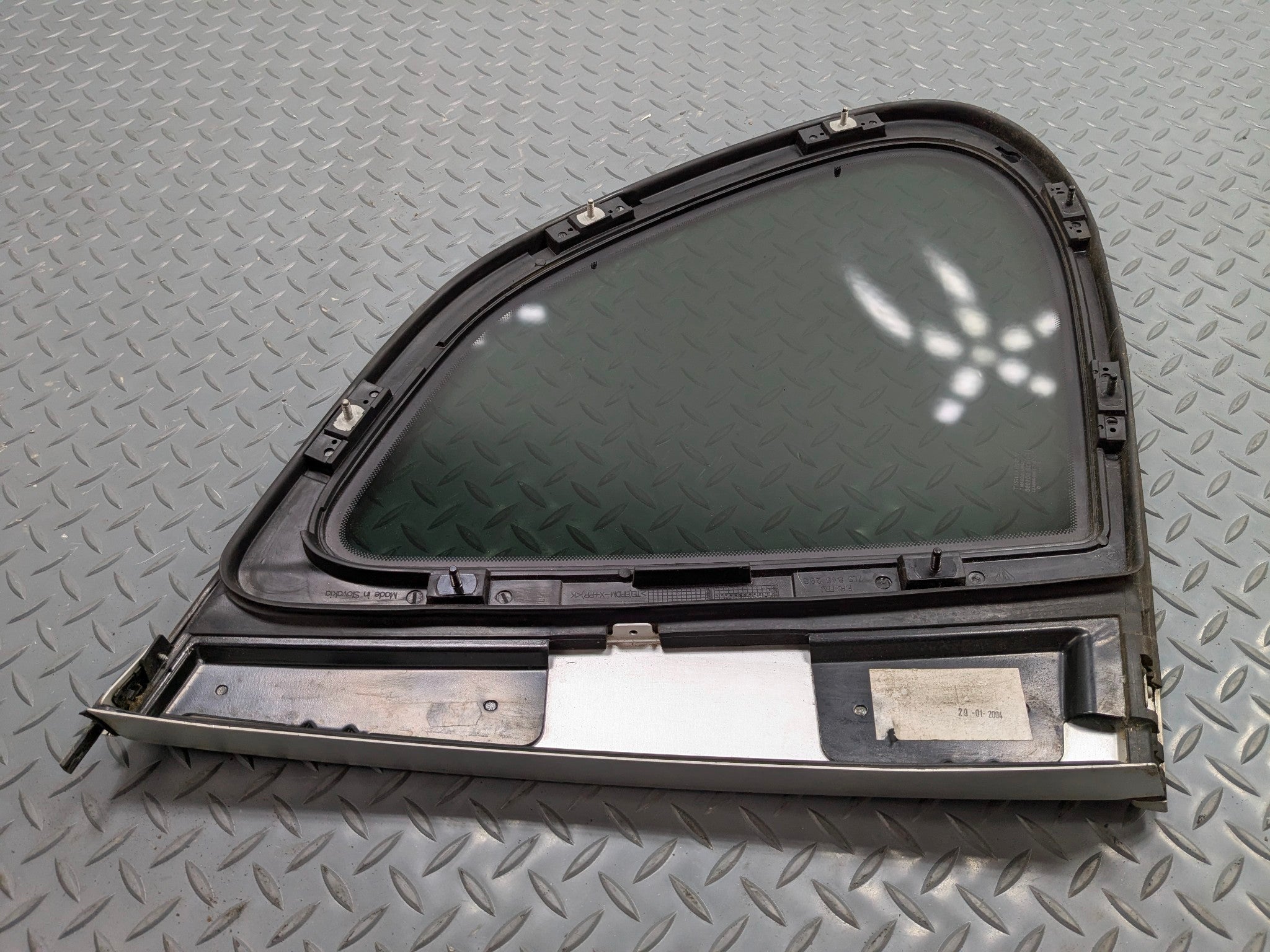 2004 - 2006 OEM PORSCHE CAYENNE V6 REAR RIGHT SIDE QUARTER WINDOW VENT GLASS