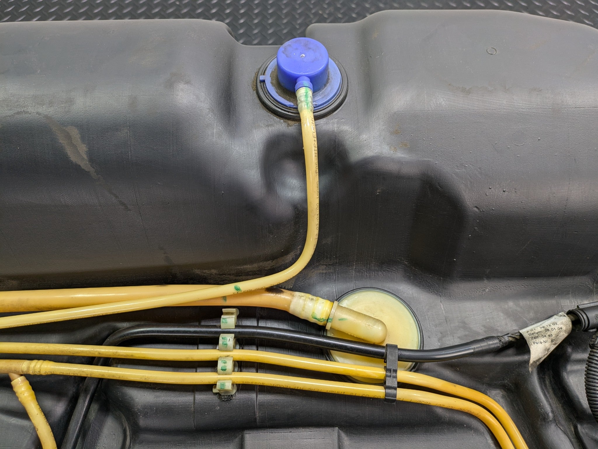 2004 - 2006 OEM PORSCHE CAYENNE V6 FUEL GAS TANK RESERVOIR ASSEMBLY