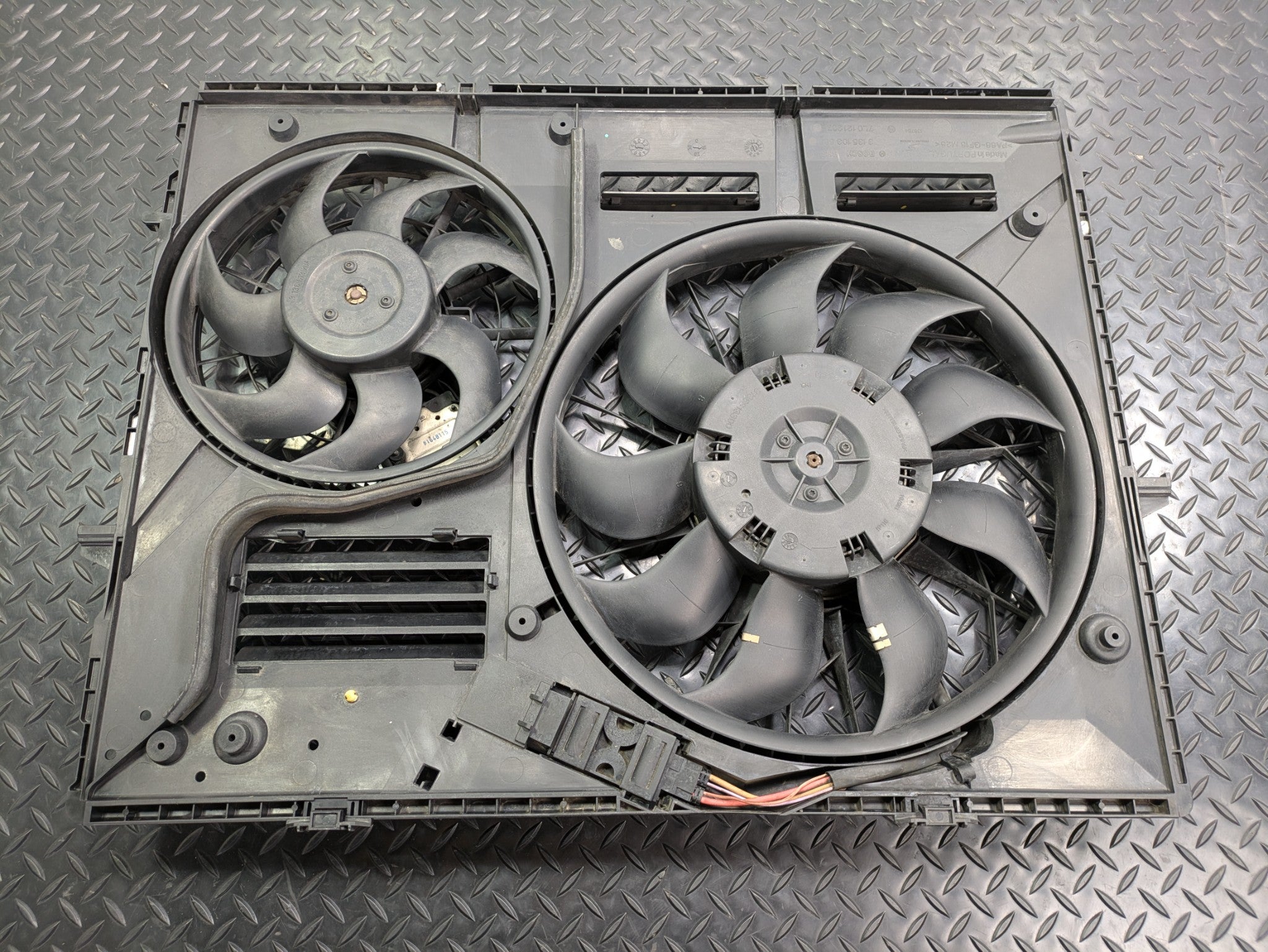 2004 - 2006 OEM PORSCHE CAYENNE V6 ENGINE MOTOR RADIATOR COOLING FAN WITH SHROUD