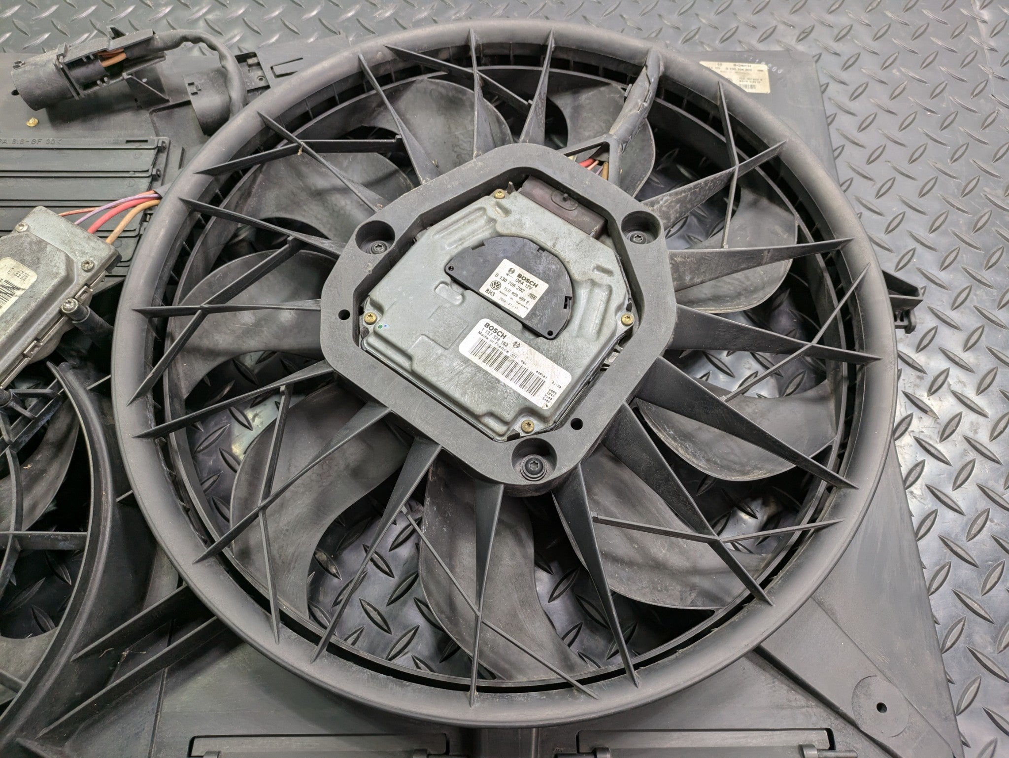 2004 - 2006 OEM PORSCHE CAYENNE V6 ENGINE MOTOR RADIATOR COOLING FAN WITH SHROUD