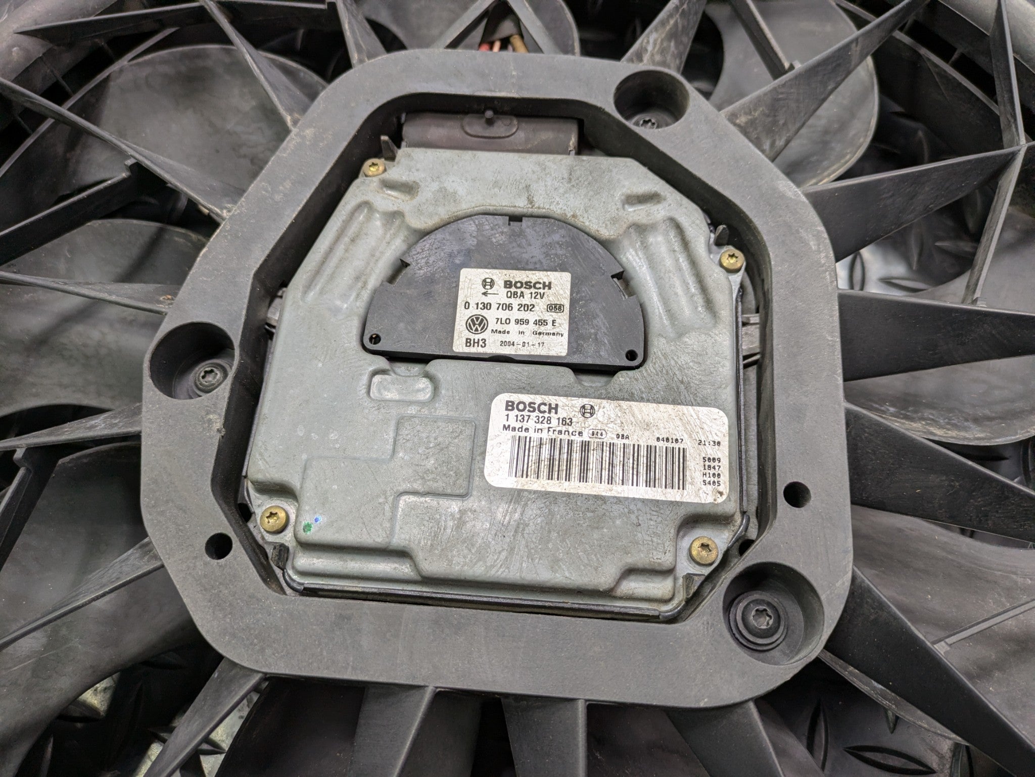 2004 - 2006 OEM PORSCHE CAYENNE V6 ENGINE MOTOR RADIATOR COOLING FAN WITH SHROUD