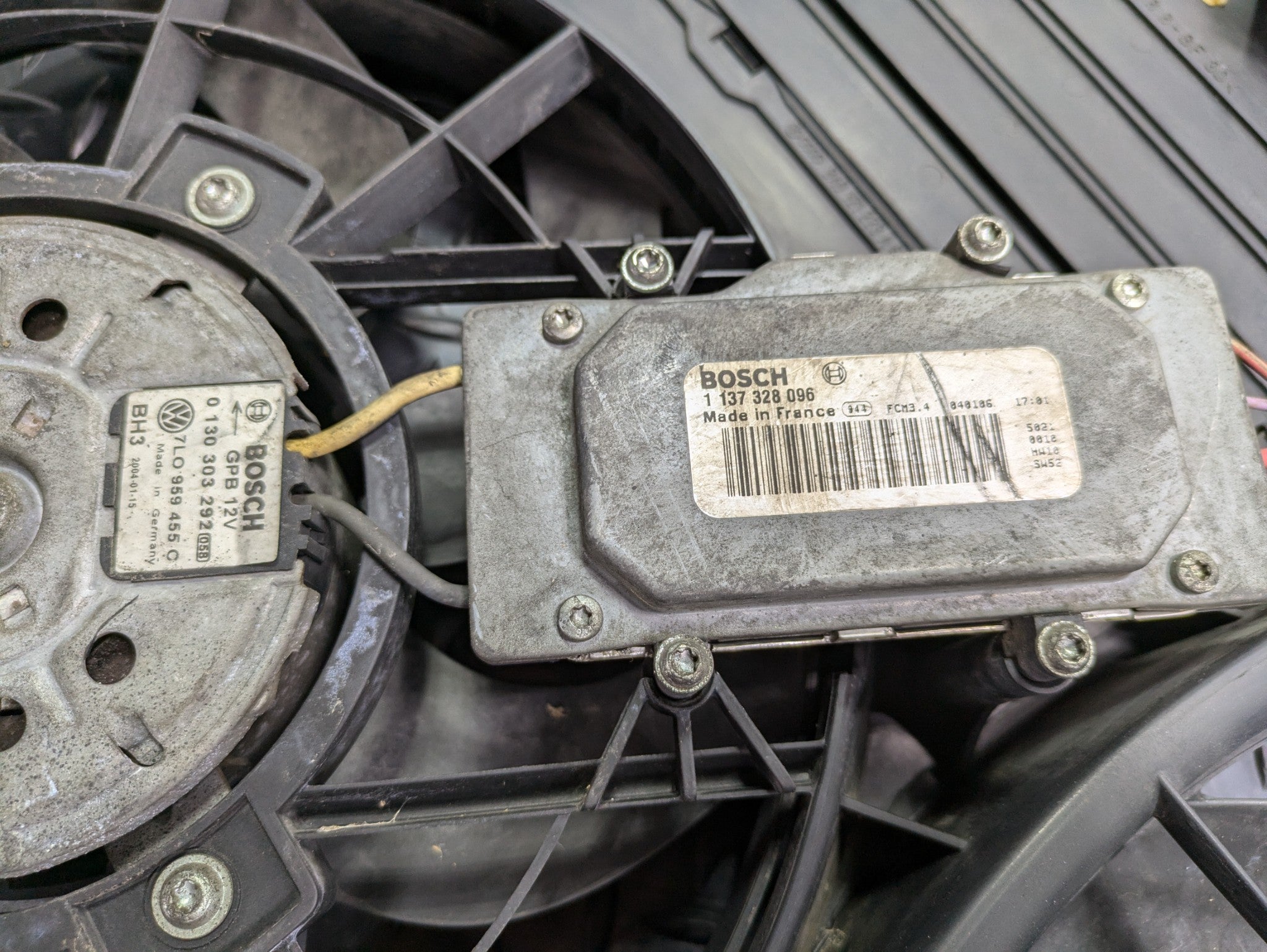 2004 - 2006 OEM PORSCHE CAYENNE V6 ENGINE MOTOR RADIATOR COOLING FAN WITH SHROUD
