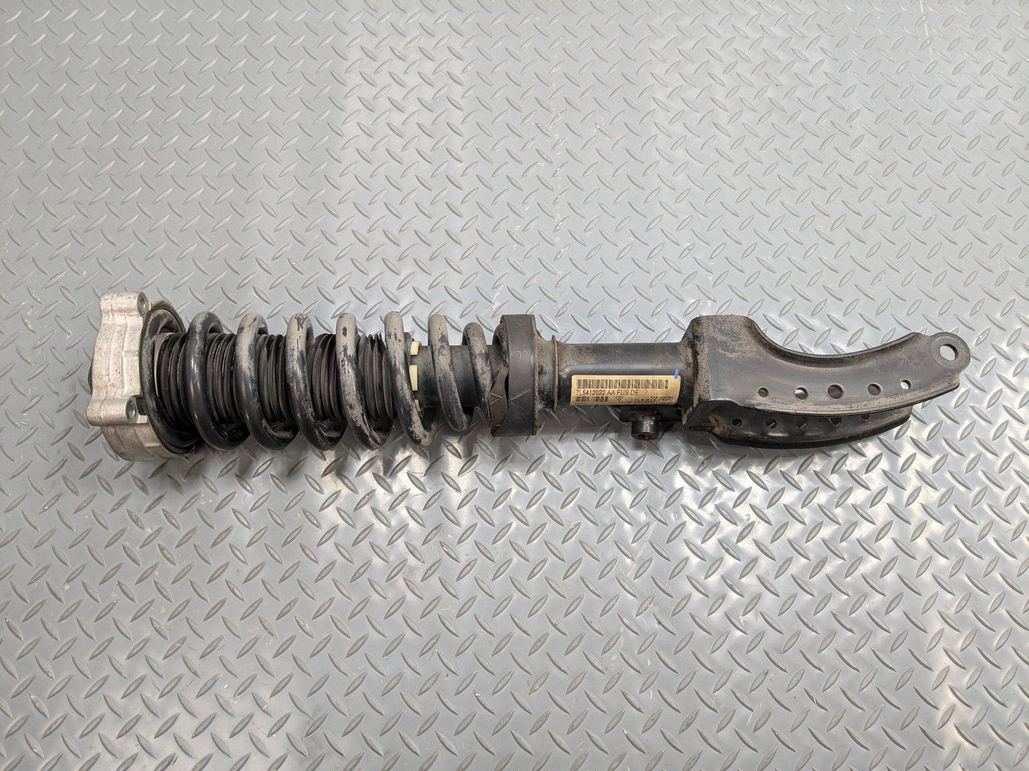 04 - 06 OEM PORSCHE CAYENNE V6 FRONT RIGHT SIDE SUSPENSION SHOCK STRUT ASSEMBLY