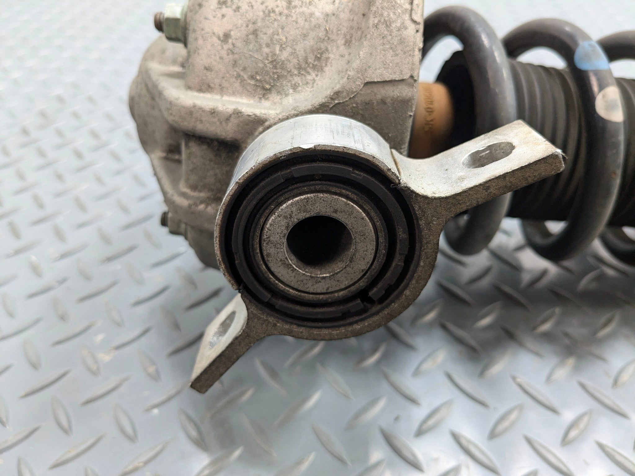 04 - 06 OEM PORSCHE CAYENNE V6 REAR LEFT SIDE SUSPENSION SHOCK STRUT ASSEMBLY