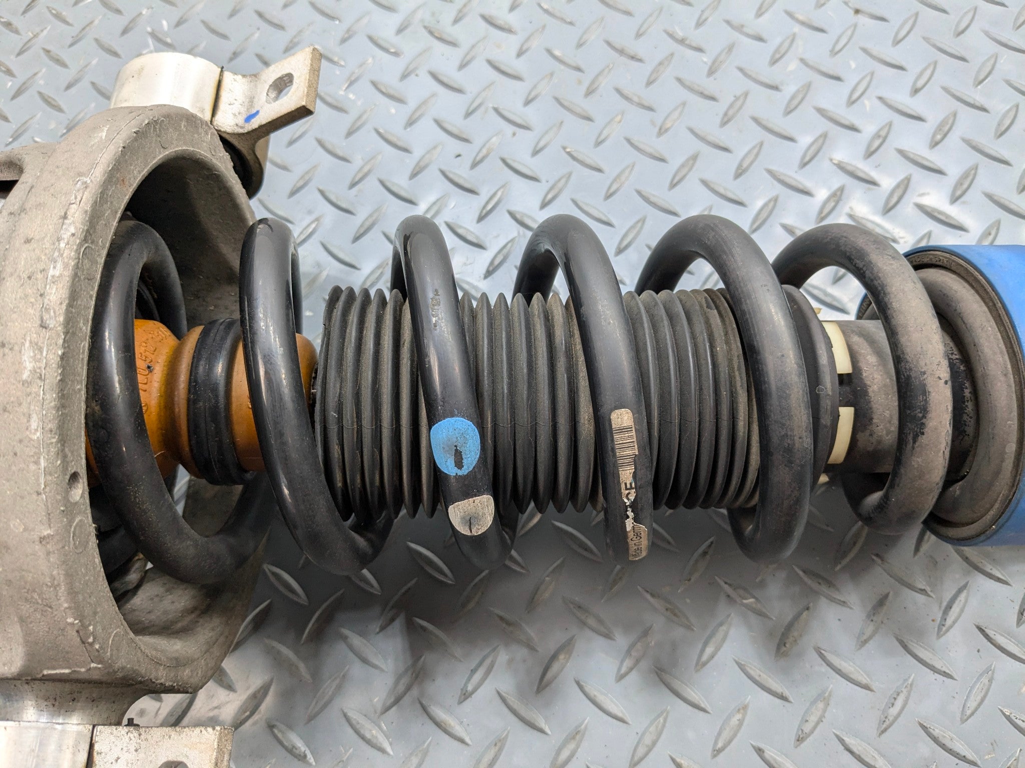 04 - 06 OEM PORSCHE CAYENNE V6 REAR RIGHT SIDE SUSPENSION SHOCK STRUT ASSEMBLY