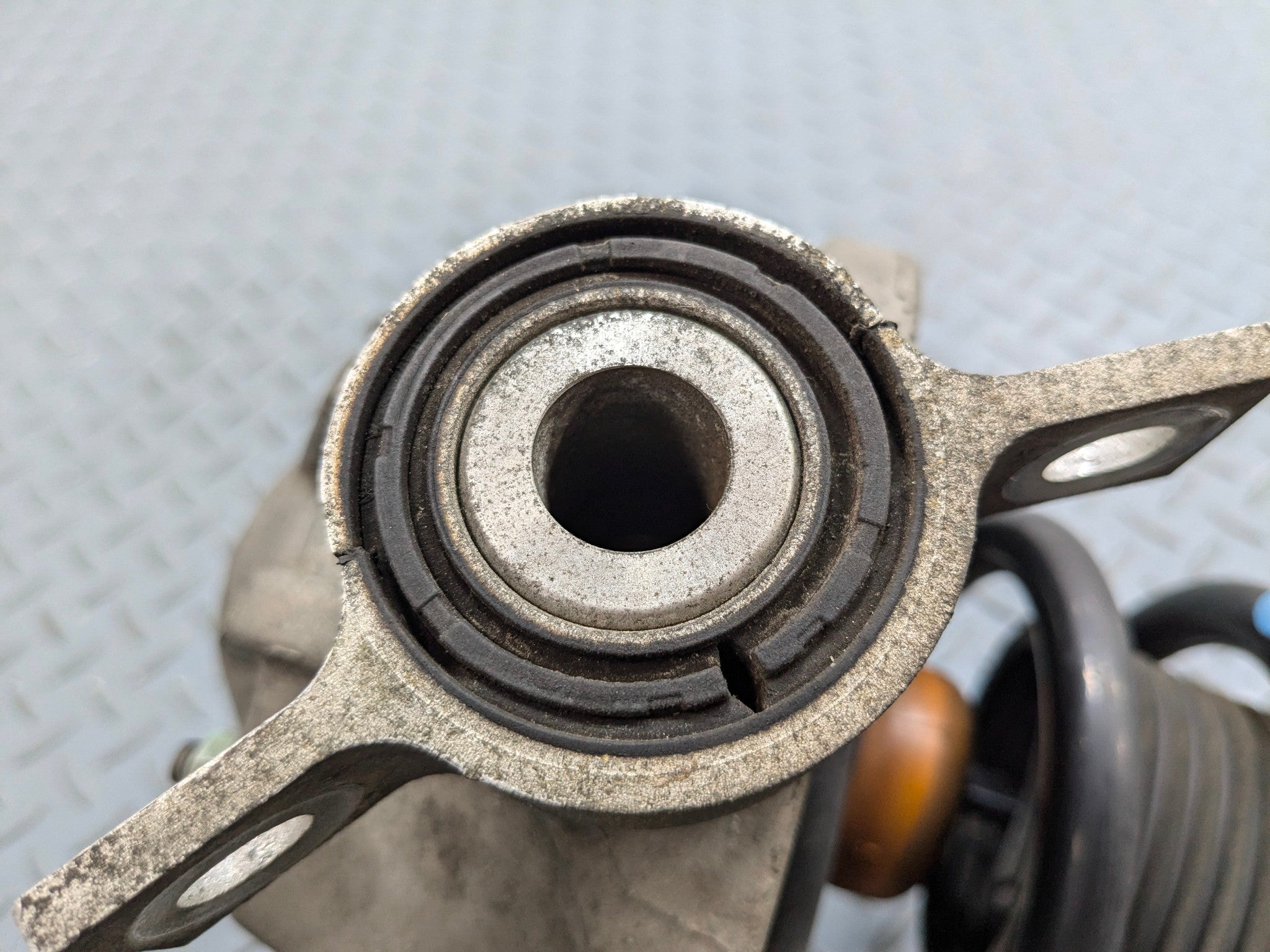 04 - 06 OEM PORSCHE CAYENNE V6 REAR RIGHT SIDE SUSPENSION SHOCK STRUT ASSEMBLY