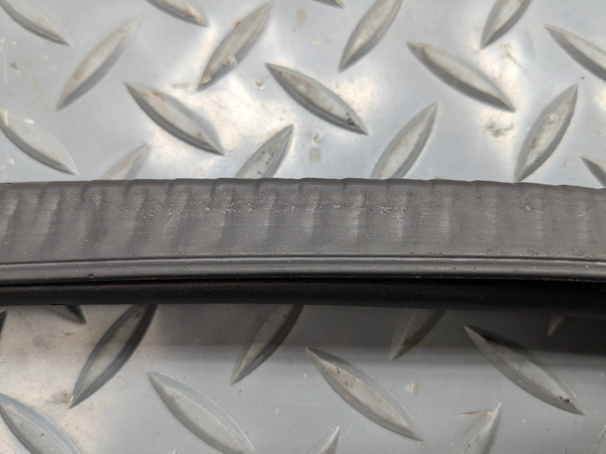 04 - 06 OEM PORSCHE CAYENNE V6 FRONT RIGHT SIDE DOOR SEAL WEATHERSTRIP RUBBER