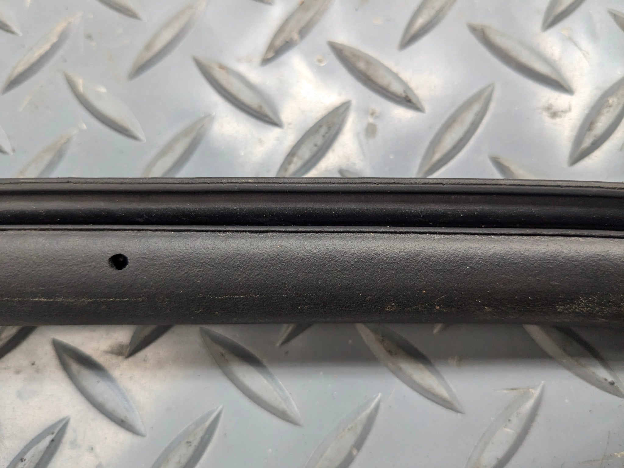 04 - 06 OEM PORSCHE CAYENNE V6 FRONT RIGHT SIDE DOOR SEAL WEATHERSTRIP RUBBER