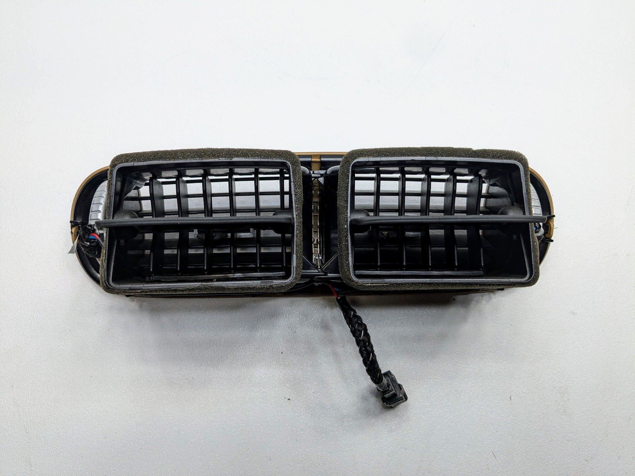2004 - 2006 OEM PORSCHE CAYENNE V6 FRONT CENTER DASHBOARD AIR VENT GRILLE PANEL