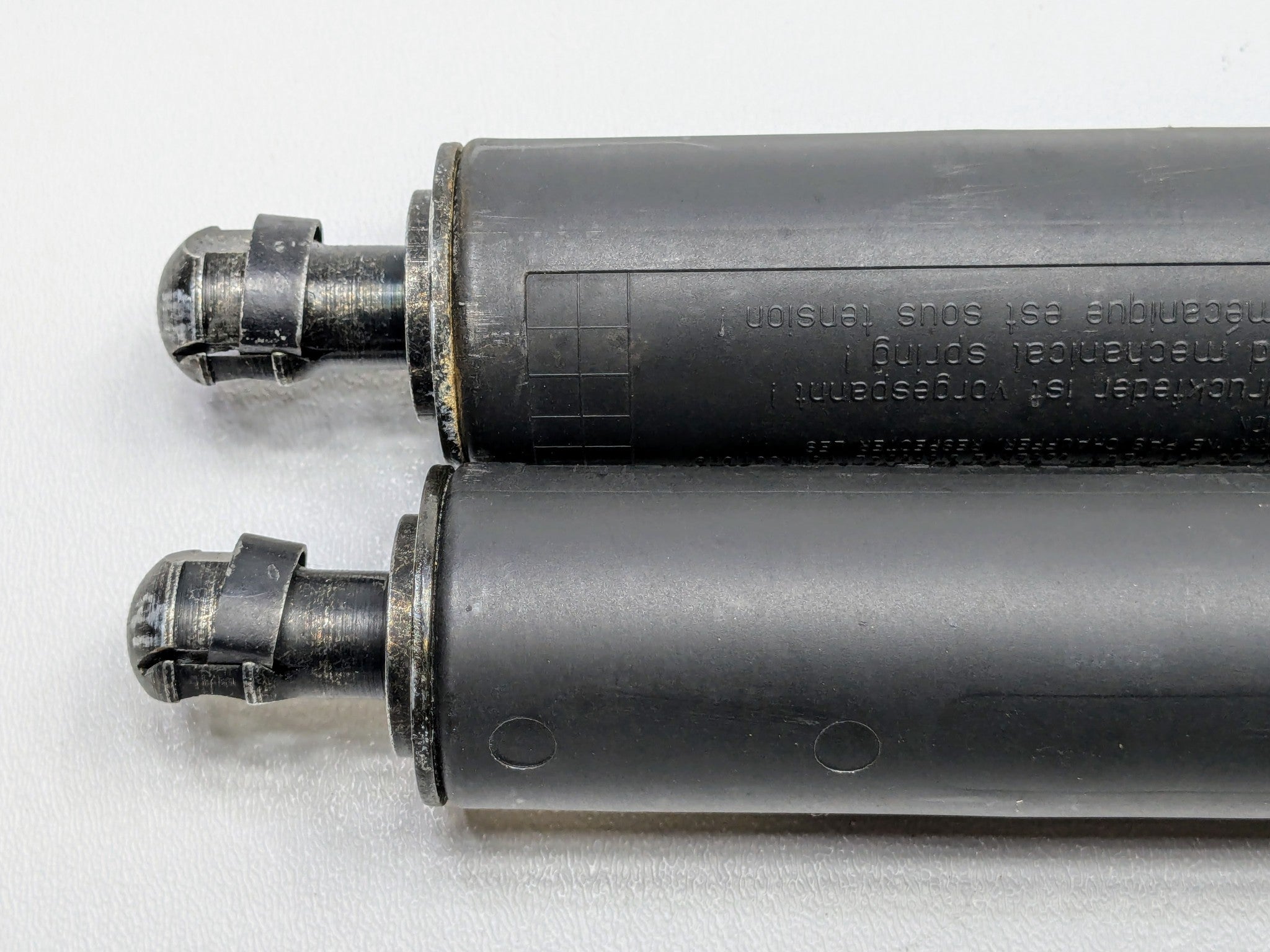 04 - 06 OEM PORSCHE CAYENNE V6 REAR HATCH TAILGATE LIFT SUPPORT SHOCK STRUT SET